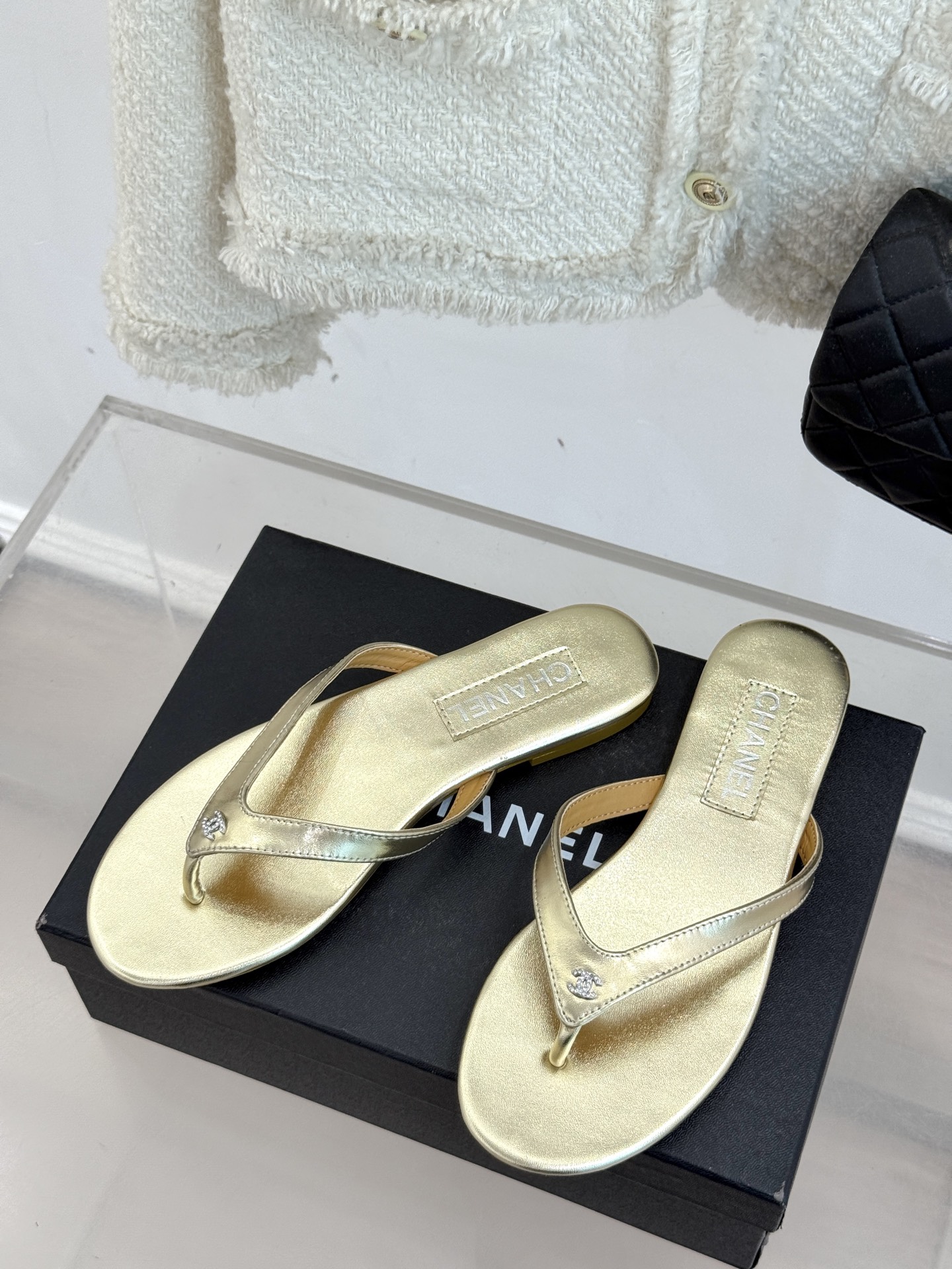 
CHANEL THONGS经典春夏新品
秀场夹脚人字拖
夏天的人字拖莫名让人感到自由
带上镶嵌了双C水