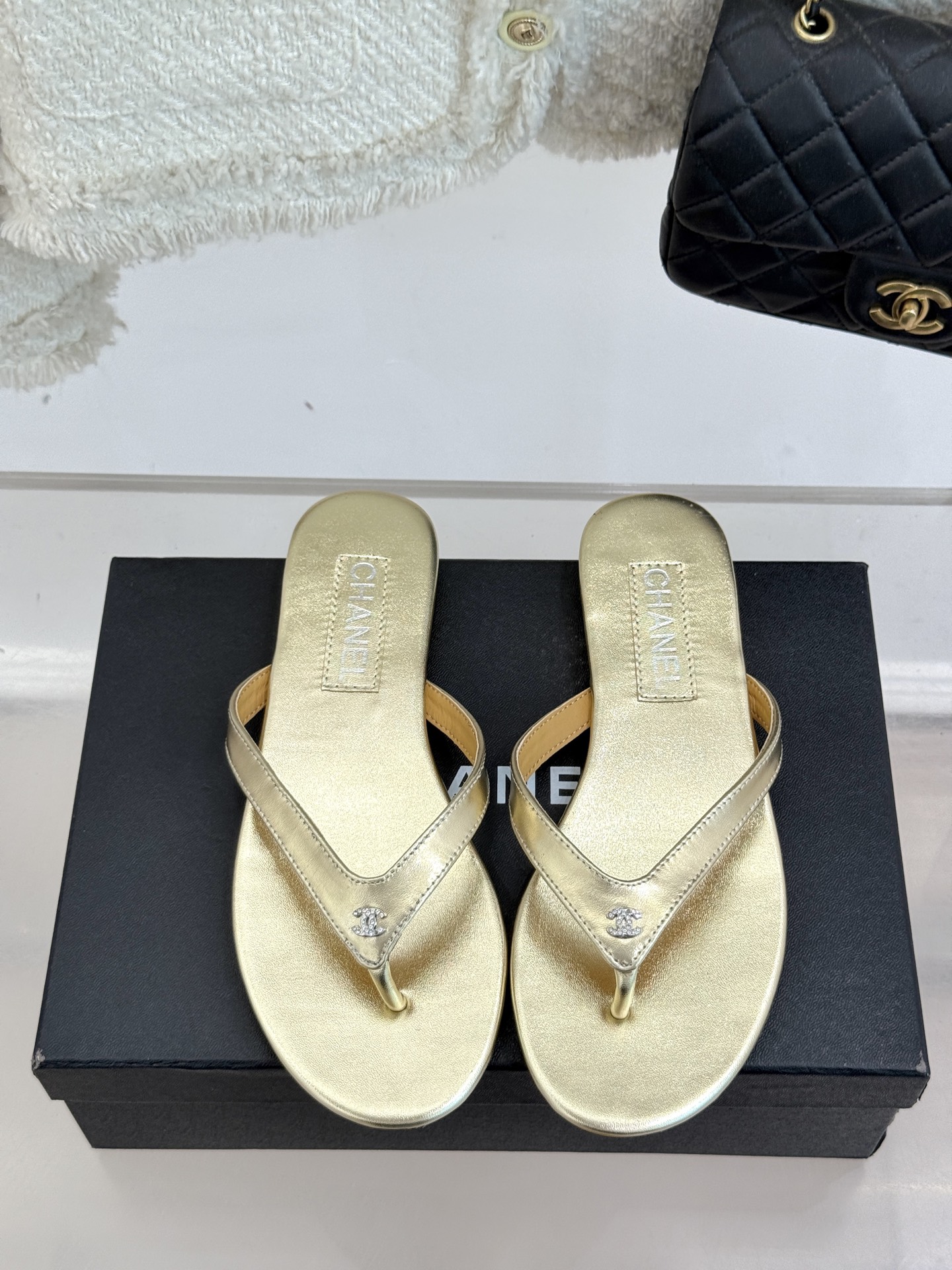 
CHANEL THONGS经典春夏新品
秀场夹脚人字拖
夏天的人字拖莫名让人感到自由
带上镶嵌了双C水