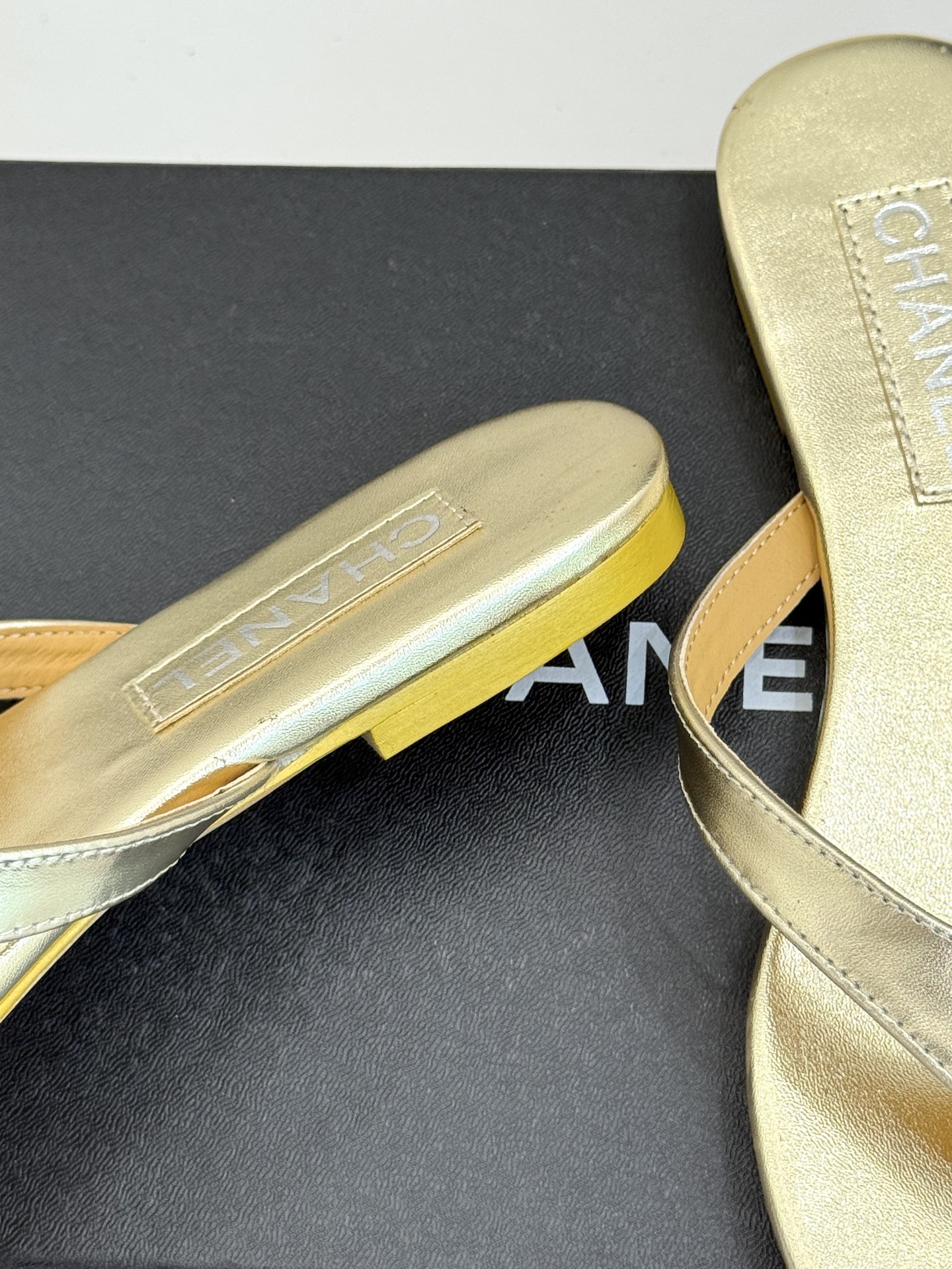 
CHANEL THONGS经典春夏新品
秀场夹脚人字拖
夏天的人字拖莫名让人感到自由
带上镶嵌了双C水