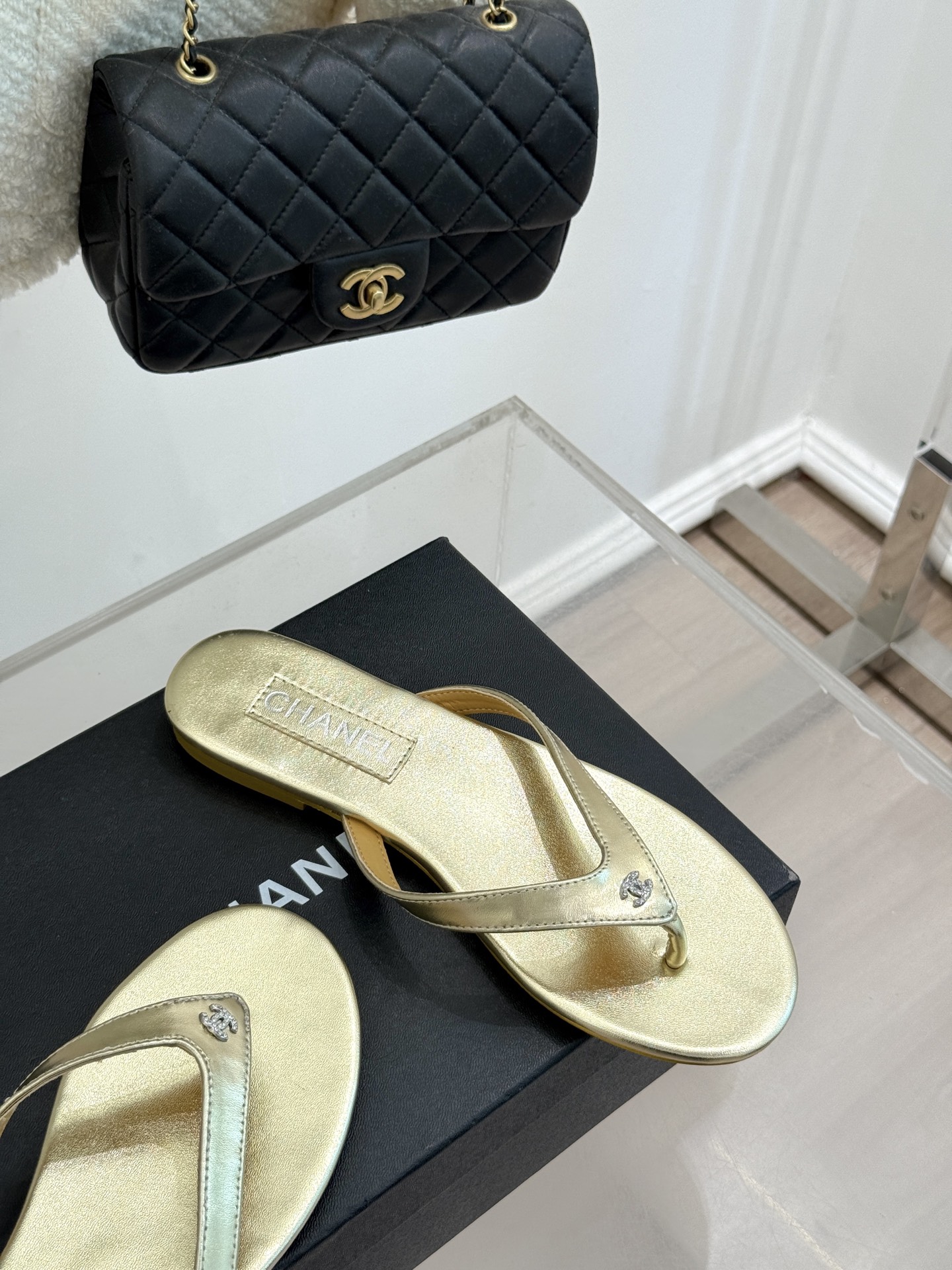 
CHANEL THONGS经典春夏新品
秀场夹脚人字拖
夏天的人字拖莫名让人感到自由
带上镶嵌了双C水