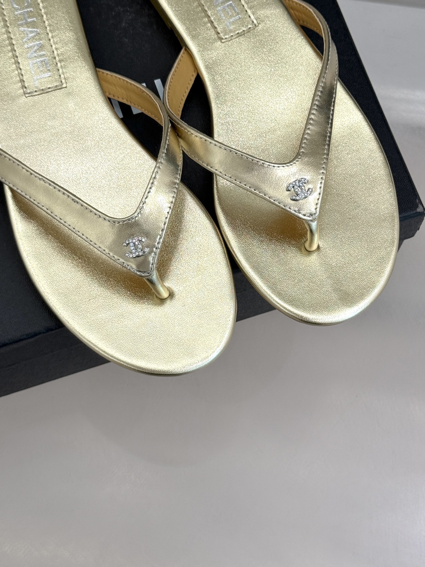 
CHANEL THONGS经典春夏新品
秀场夹脚人字拖
夏天的人字拖莫名让人感到自由
带上镶嵌了双C水