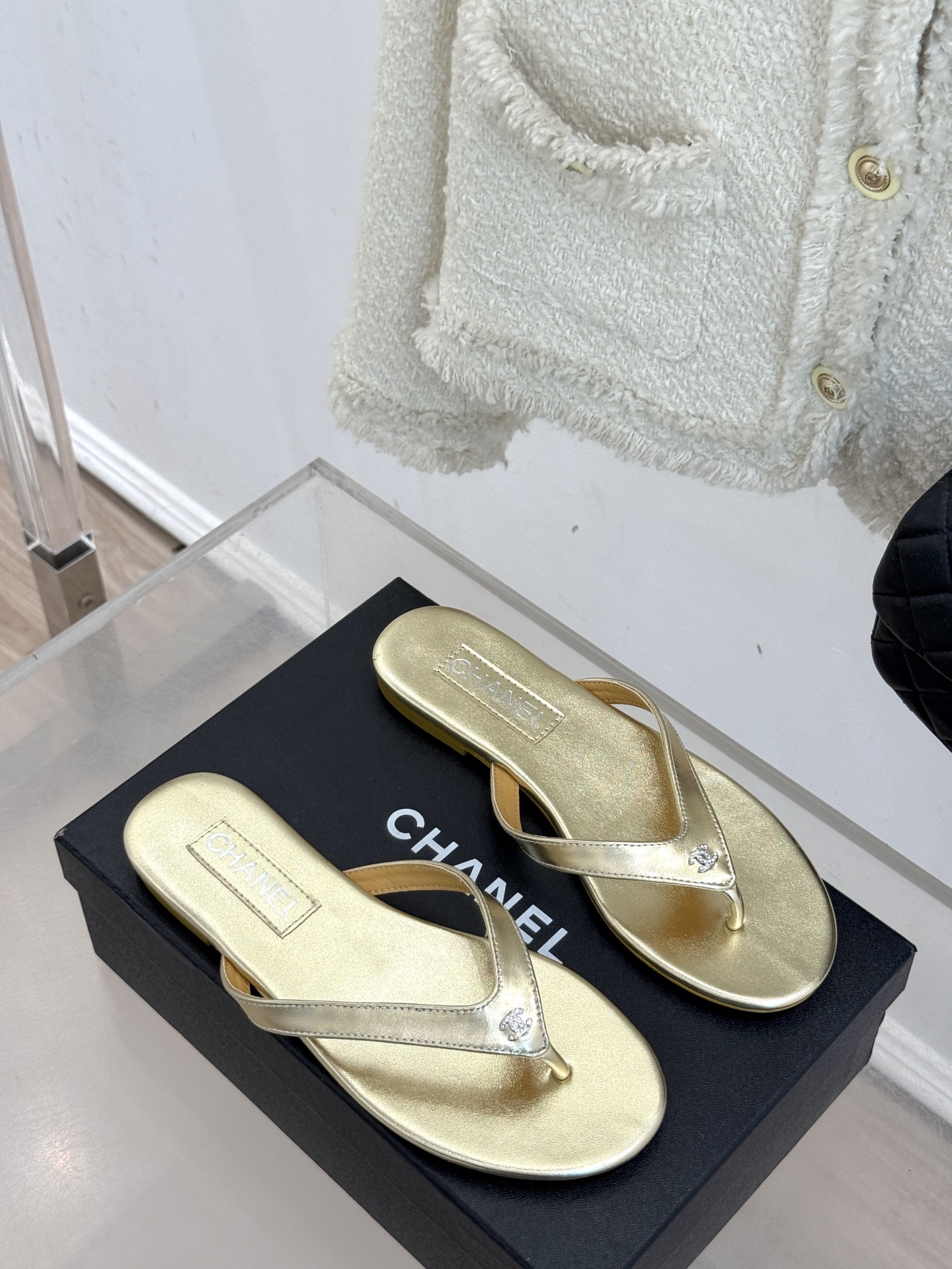 
CHANEL THONGS经典春夏新品
秀场夹脚人字拖
夏天的人字拖莫名让人感到自由
带上镶嵌了双C水