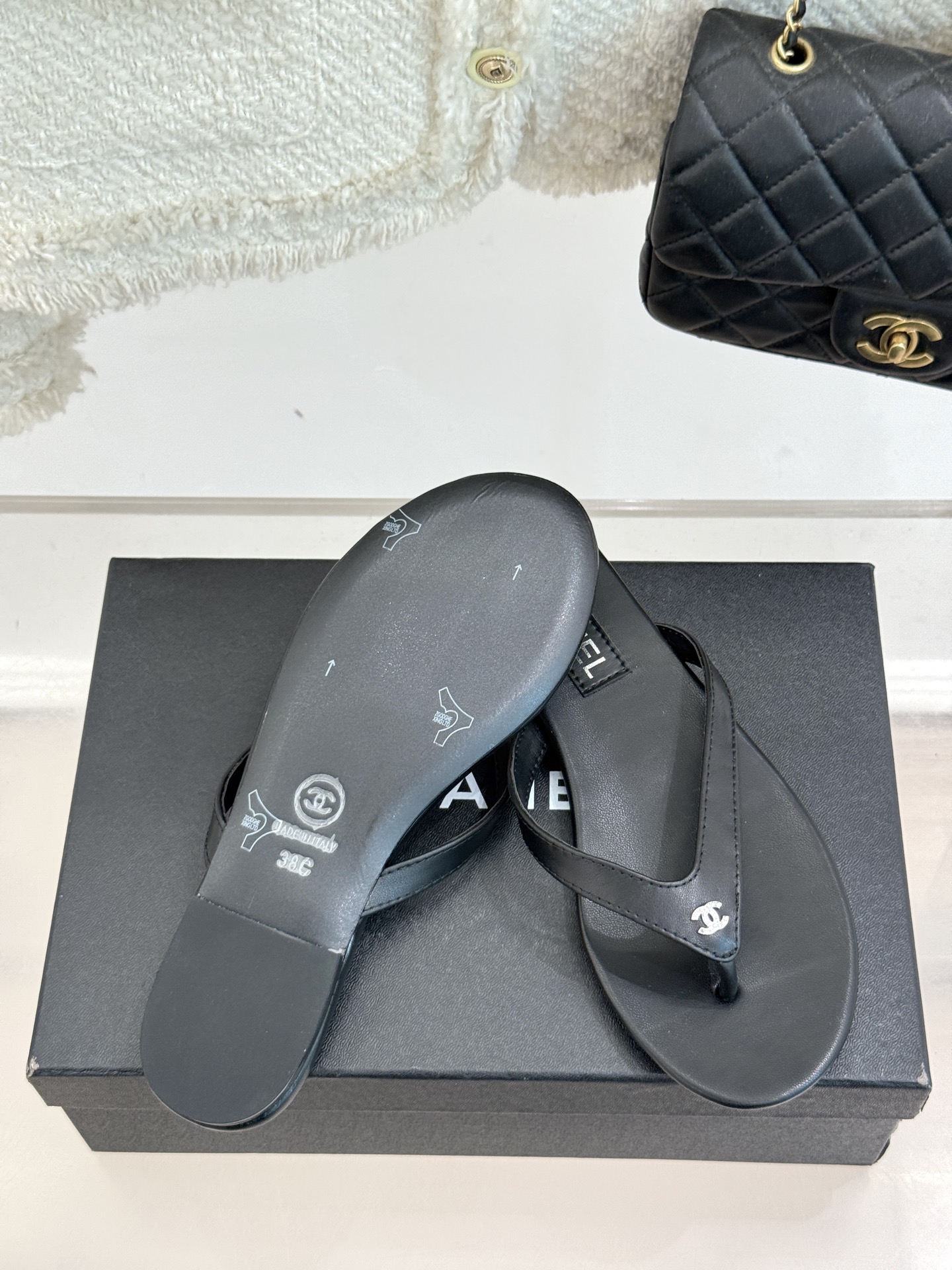 
CHANEL THONGS经典春夏新品
秀场夹脚人字拖
夏天的人字拖莫名让人感到自由
带上镶嵌了双C水