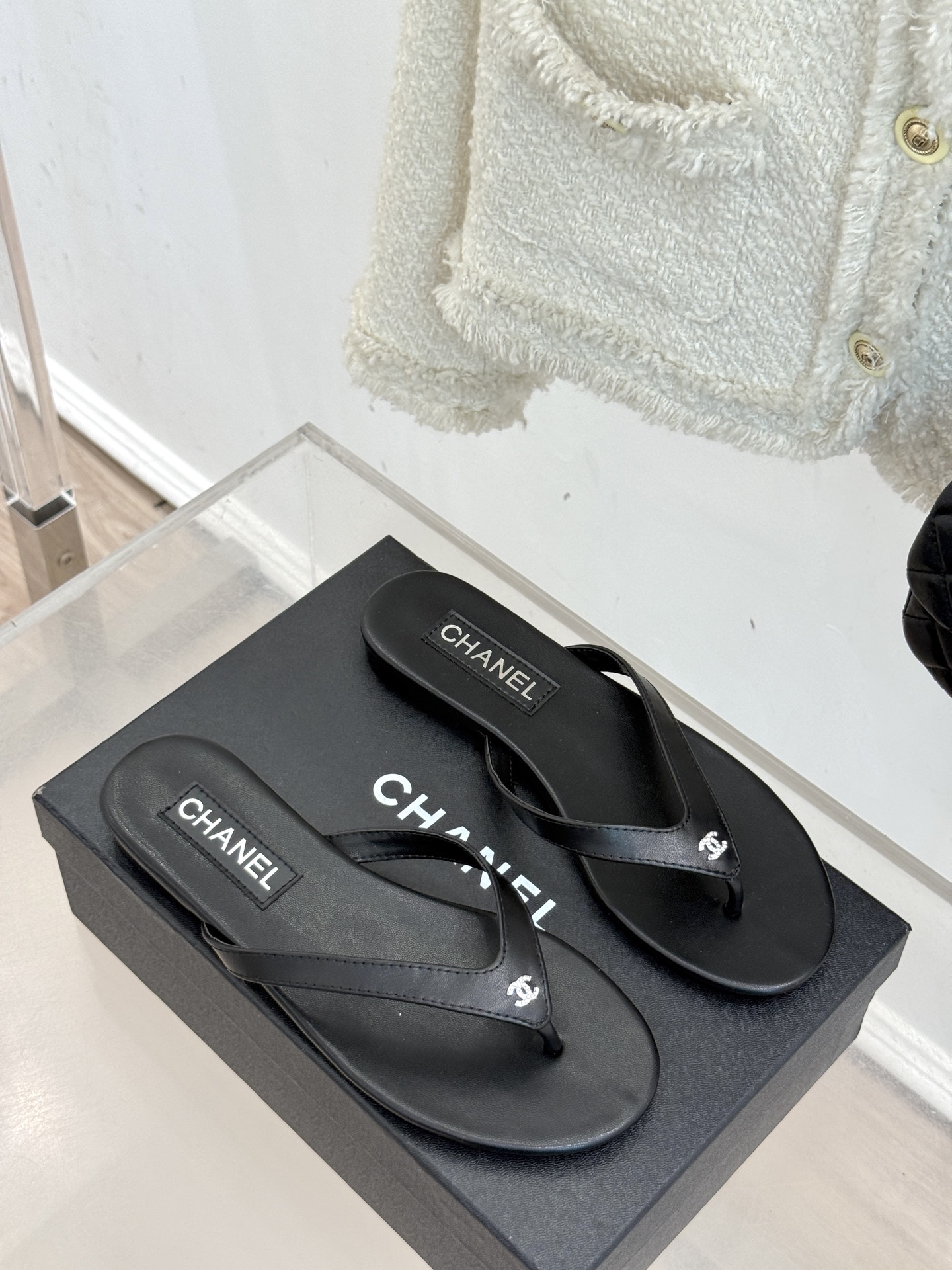
CHANEL THONGS经典春夏新品
秀场夹脚人字拖
夏天的人字拖莫名让人感到自由
带上镶嵌了双C水