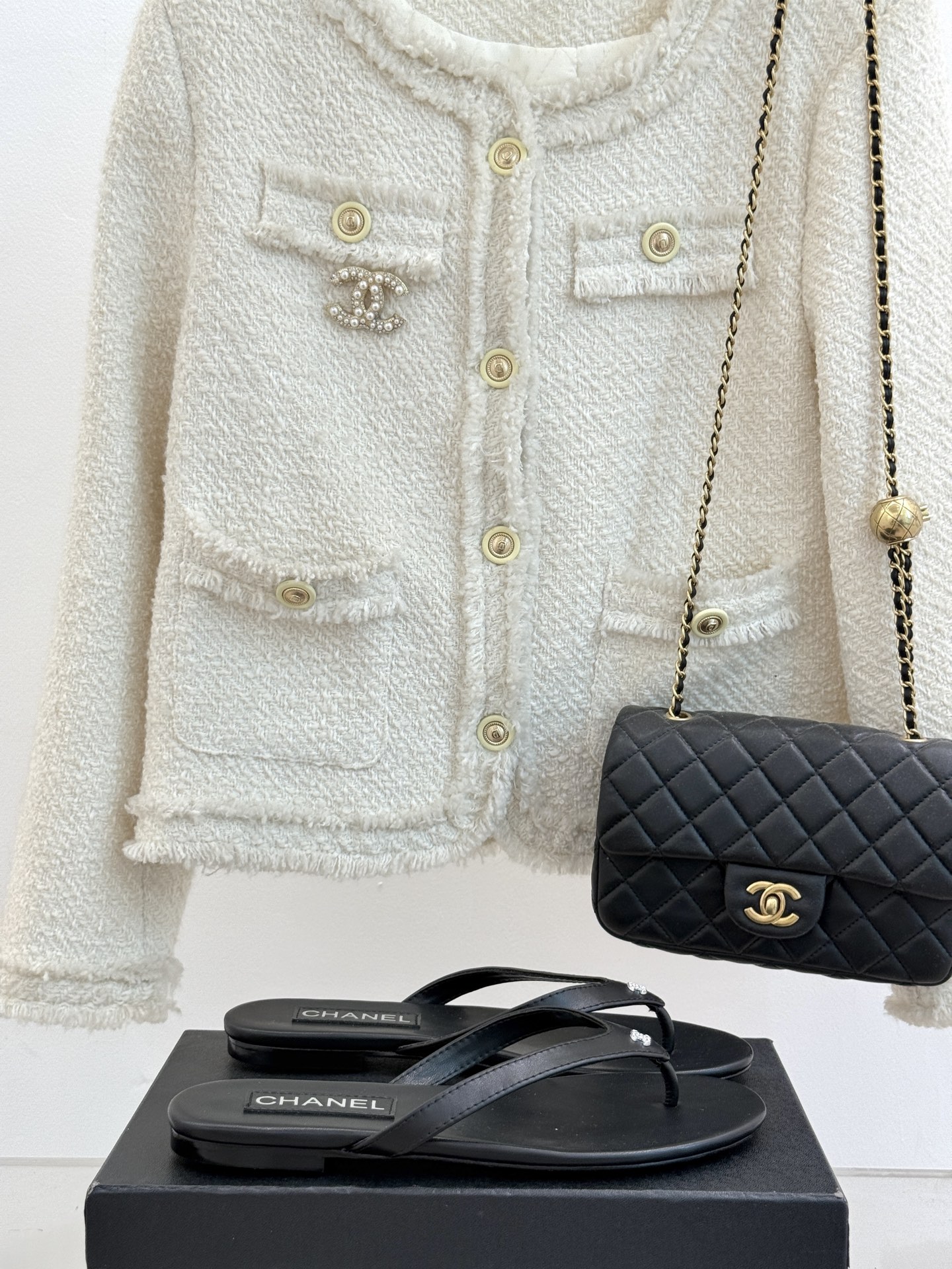 
CHANEL THONGS经典春夏新品
秀场夹脚人字拖
夏天的人字拖莫名让人感到自由
带上镶嵌了双C水