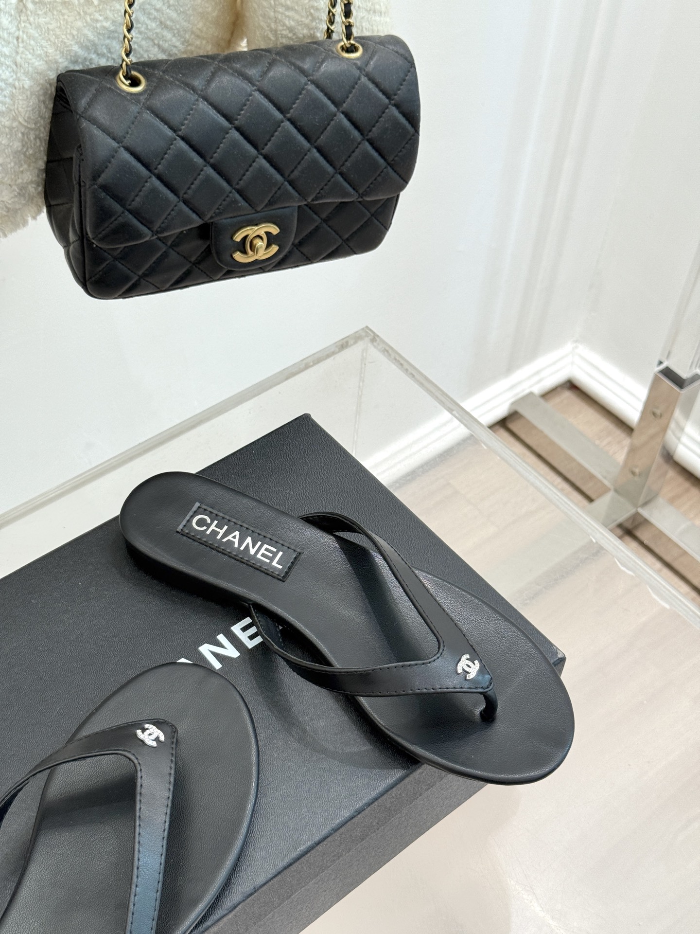 
CHANEL THONGS经典春夏新品
秀场夹脚人字拖
夏天的人字拖莫名让人感到自由
带上镶嵌了双C水