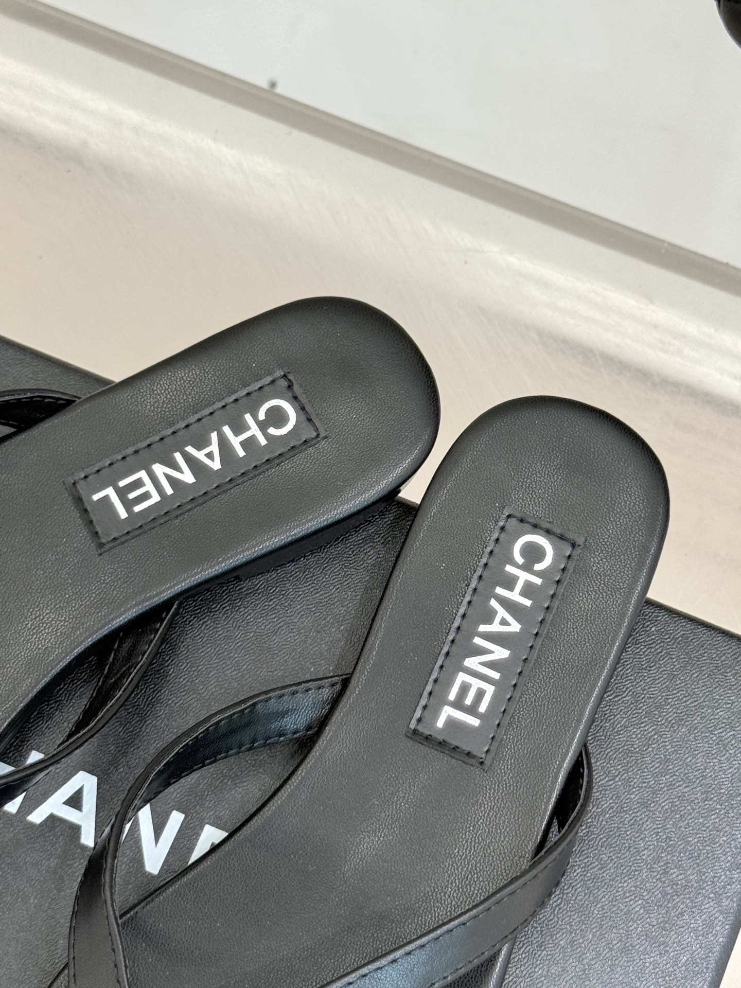 
CHANEL THONGS经典春夏新品
秀场夹脚人字拖
夏天的人字拖莫名让人感到自由
带上镶嵌了双C水