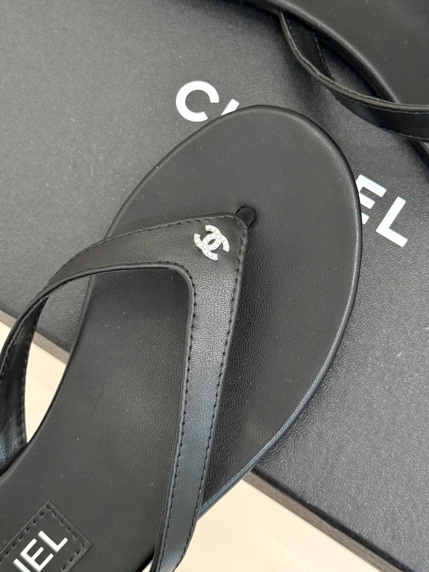 
CHANEL THONGS经典春夏新品
秀场夹脚人字拖
夏天的人字拖莫名让人感到自由
带上镶嵌了双C水