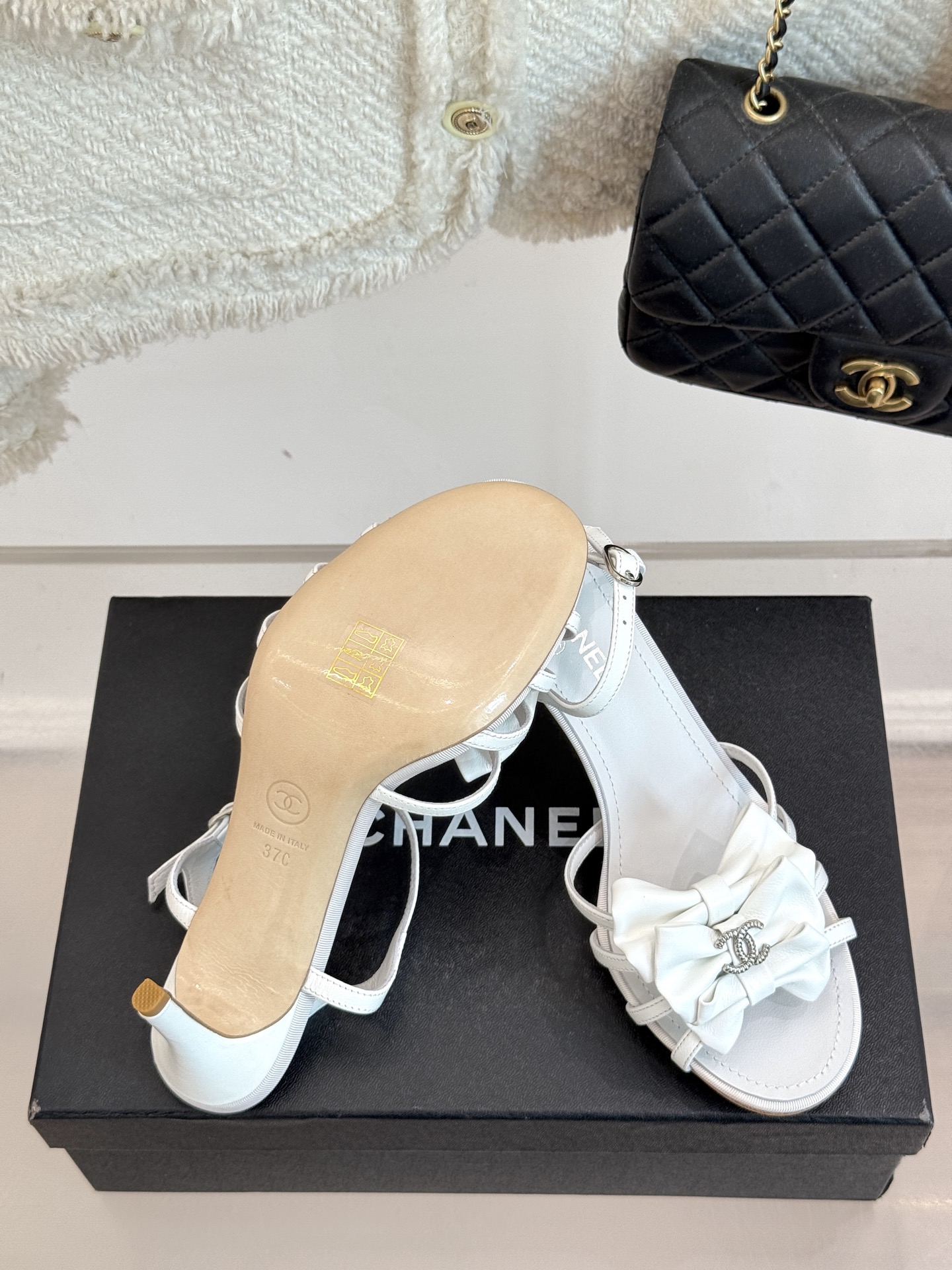 
CHANE* ｜小香25。春夏新品
双C蝴蝶结高跟凉鞋
标志性的双C与灵动的蝴蝶结相遇，
开启了一场独