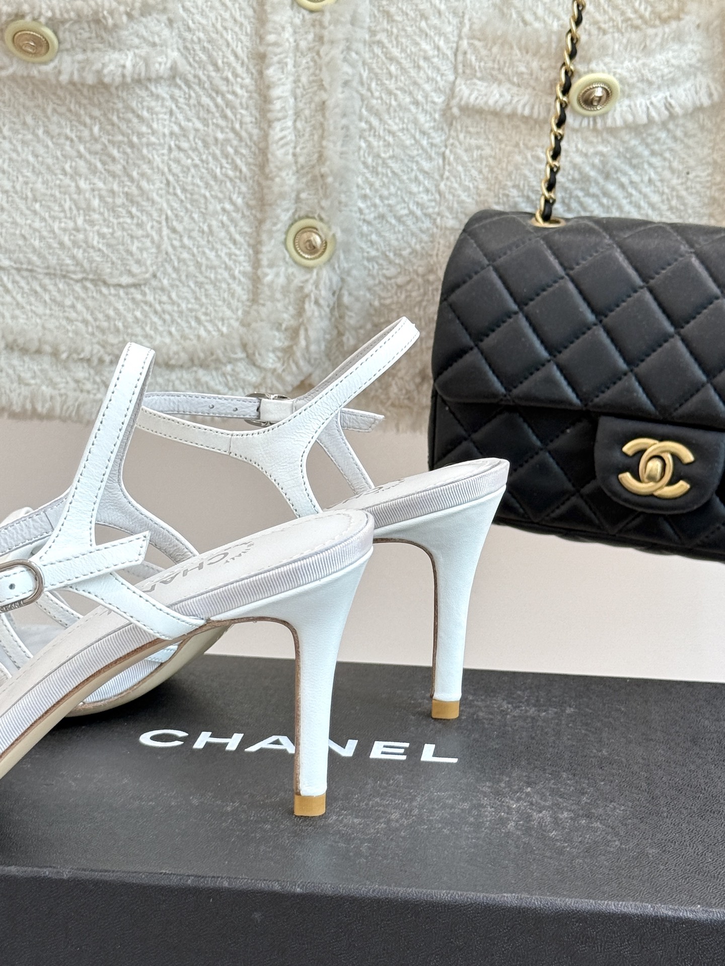 
CHANE* ｜小香25。春夏新品
双C蝴蝶结高跟凉鞋
标志性的双C与灵动的蝴蝶结相遇，
开启了一场独