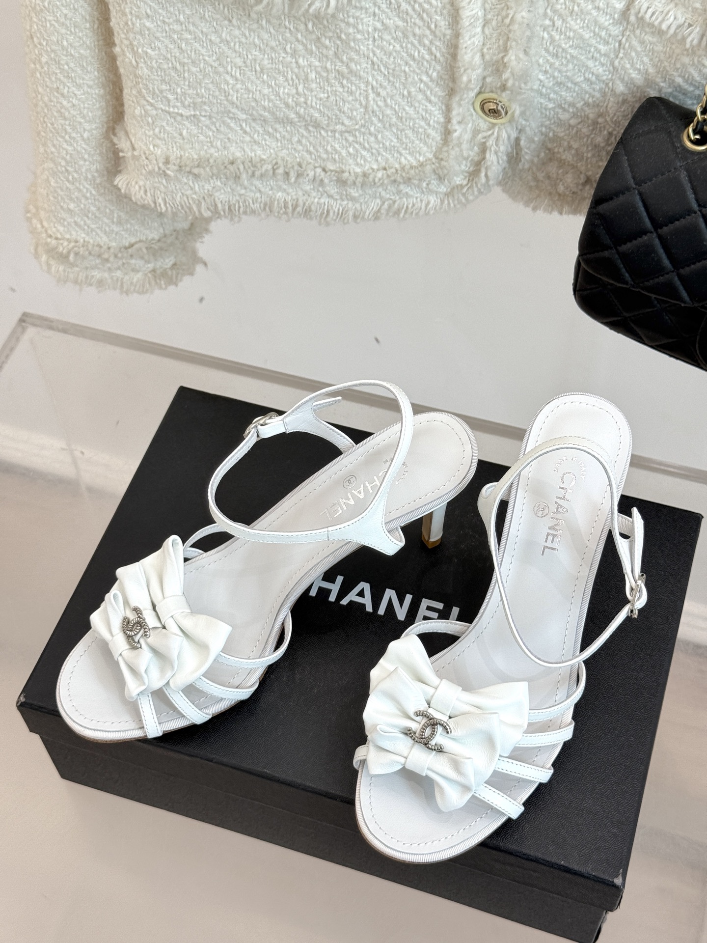 
CHANE* ｜小香25。春夏新品
双C蝴蝶结高跟凉鞋
标志性的双C与灵动的蝴蝶结相遇，
开启了一场独