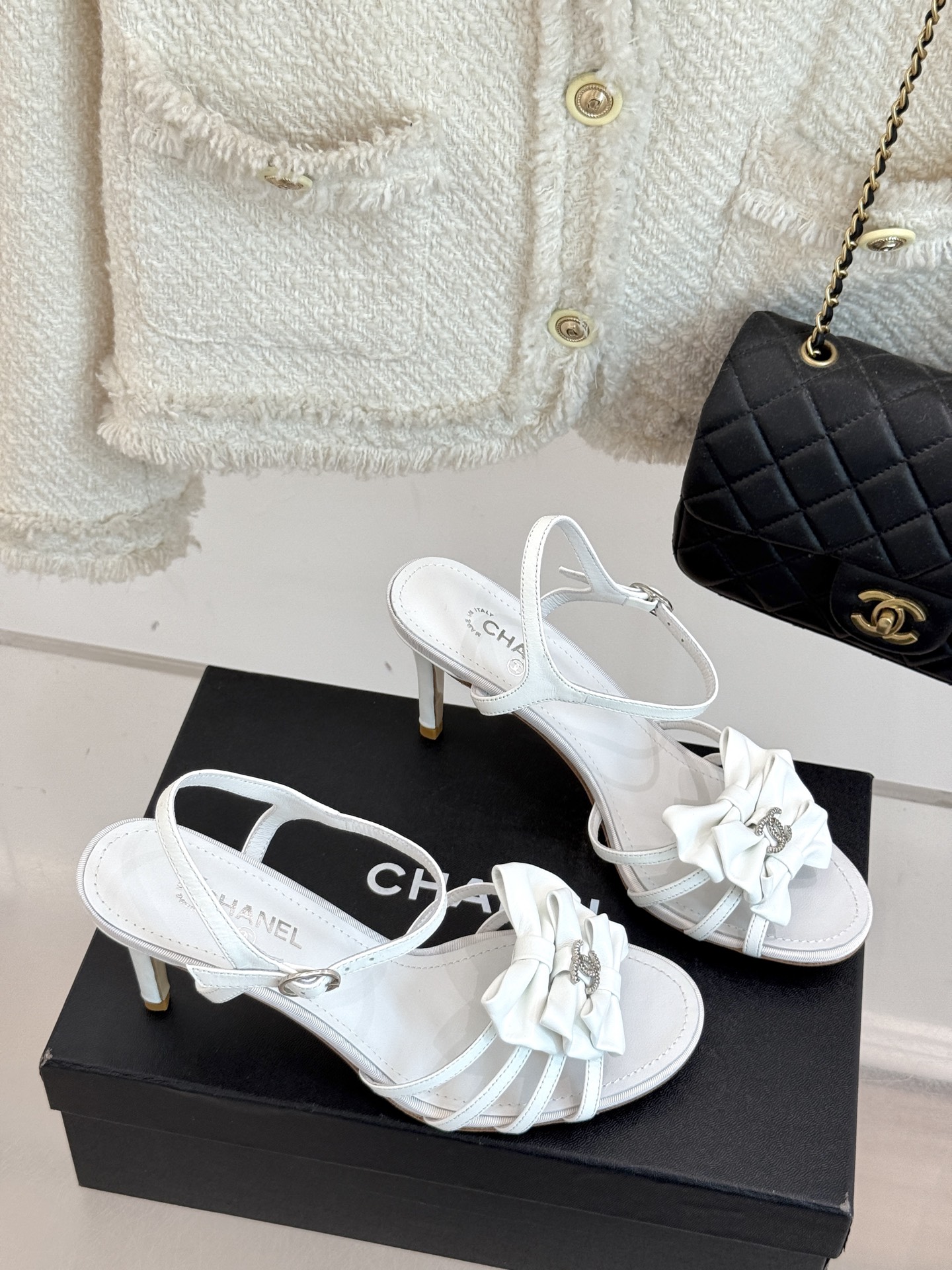 
CHANE* ｜小香25。春夏新品
双C蝴蝶结高跟凉鞋
标志性的双C与灵动的蝴蝶结相遇，
开启了一场独