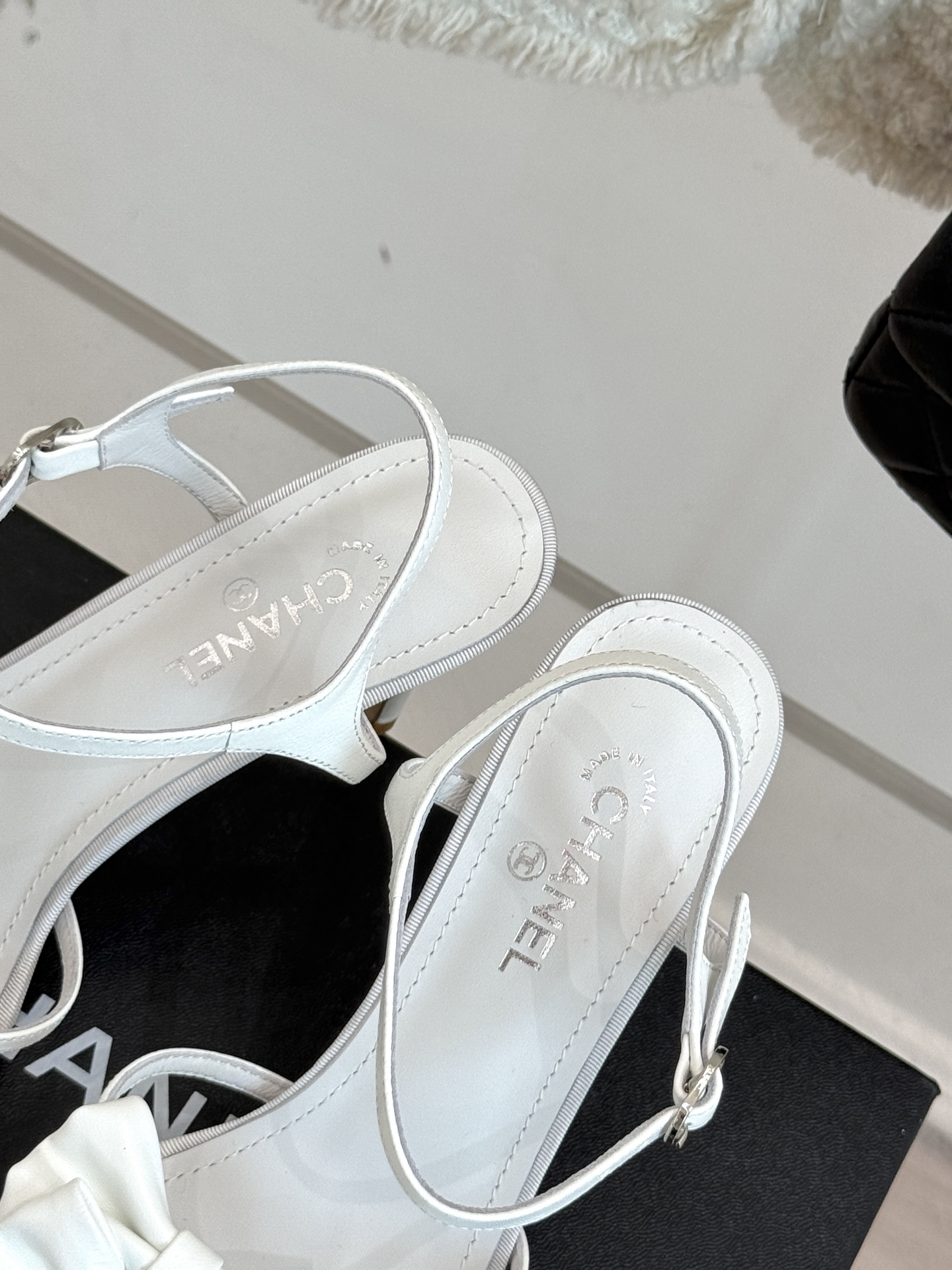 
CHANE* ｜小香25。春夏新品
双C蝴蝶结高跟凉鞋
标志性的双C与灵动的蝴蝶结相遇，
开启了一场独