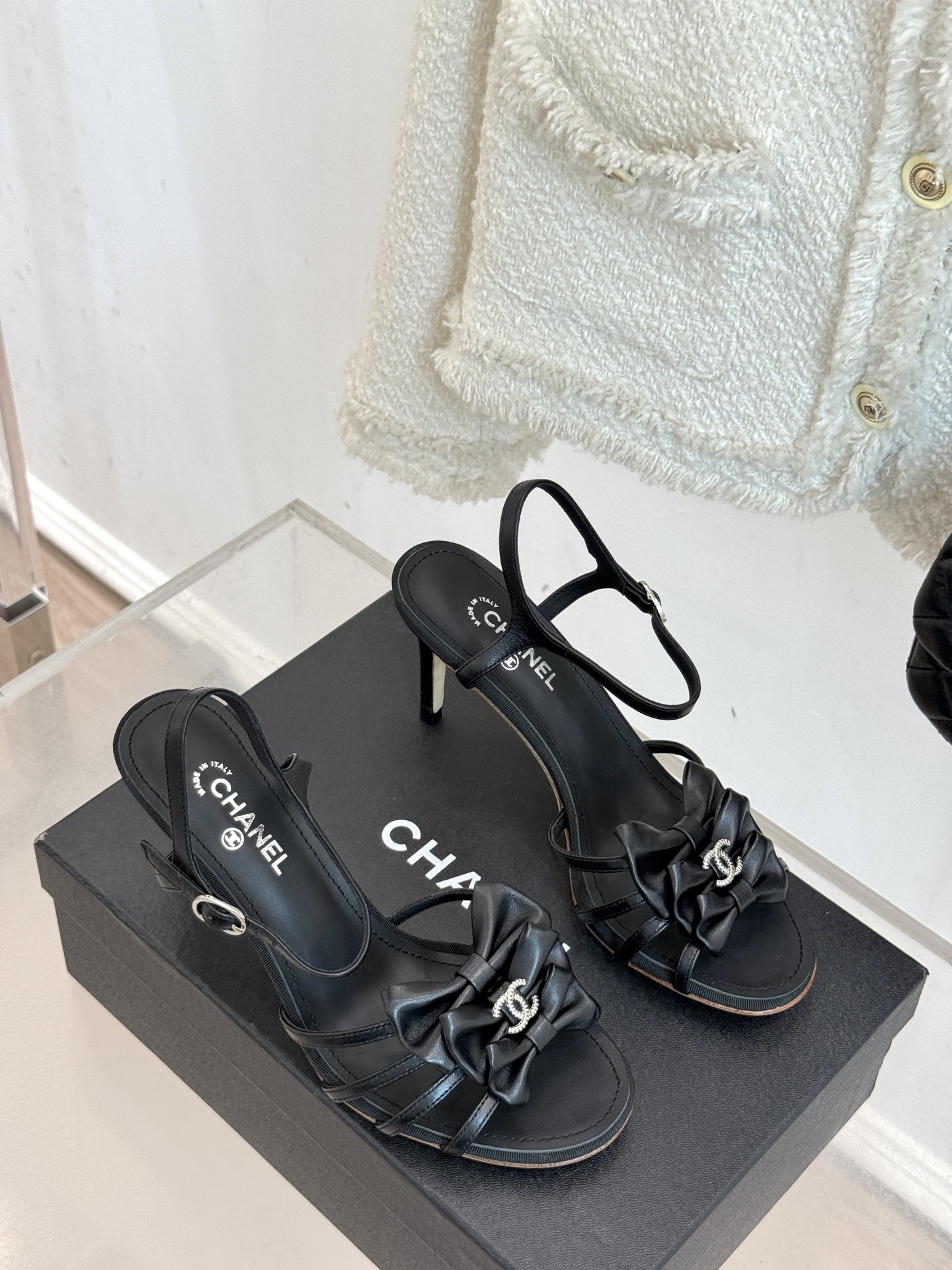
CHANE* ｜小香25。春夏新品
双C蝴蝶结高跟凉鞋
标志性的双C与灵动的蝴蝶结相遇，
开启了一场独