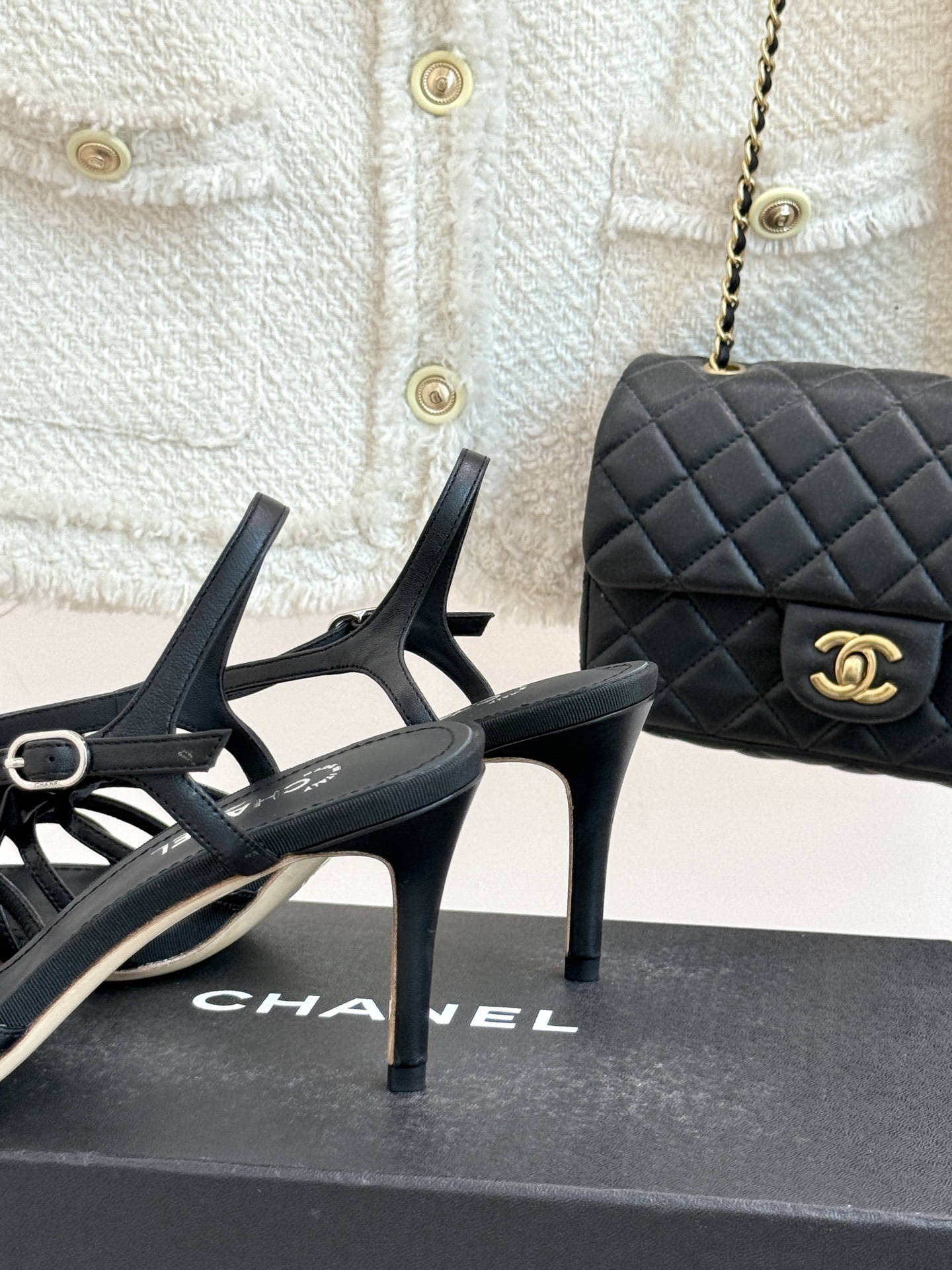 
CHANE* ｜小香25。春夏新品
双C蝴蝶结高跟凉鞋
标志性的双C与灵动的蝴蝶结相遇，
开启了一场独