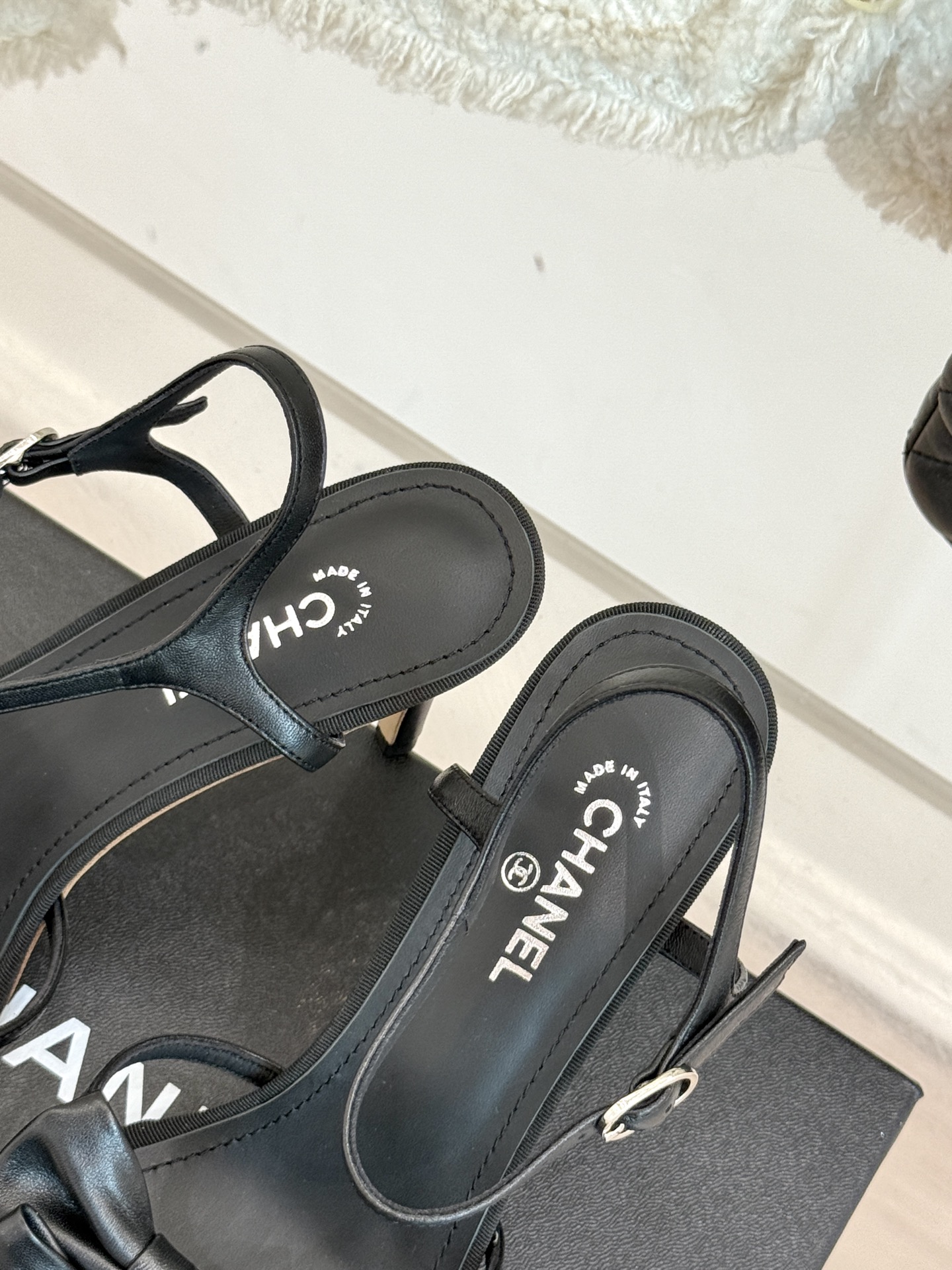 
CHANE* ｜小香25。春夏新品
双C蝴蝶结高跟凉鞋
标志性的双C与灵动的蝴蝶结相遇，
开启了一场独