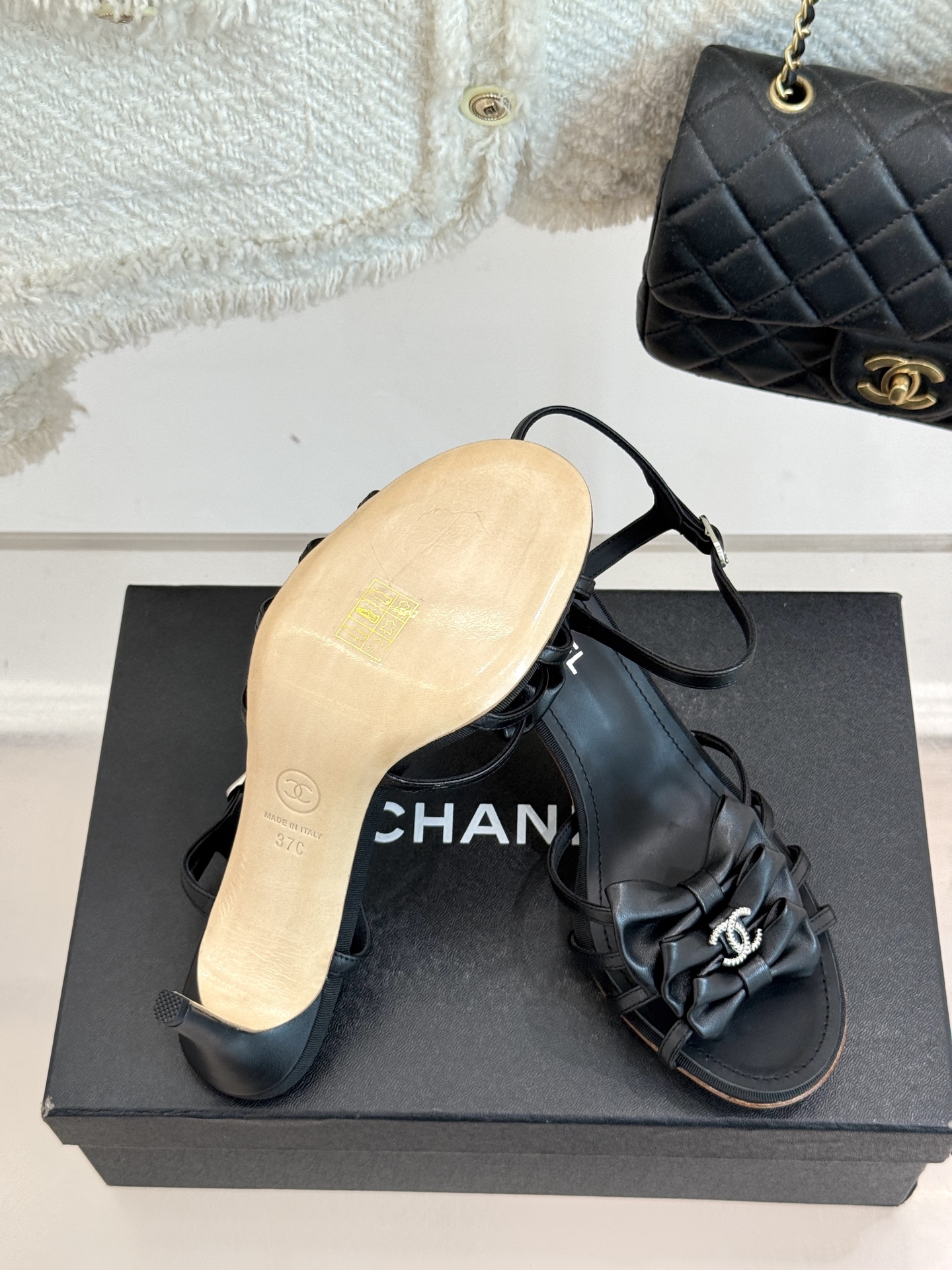 
CHANE* ｜小香25。春夏新品
双C蝴蝶结高跟凉鞋
标志性的双C与灵动的蝴蝶结相遇，
开启了一场独