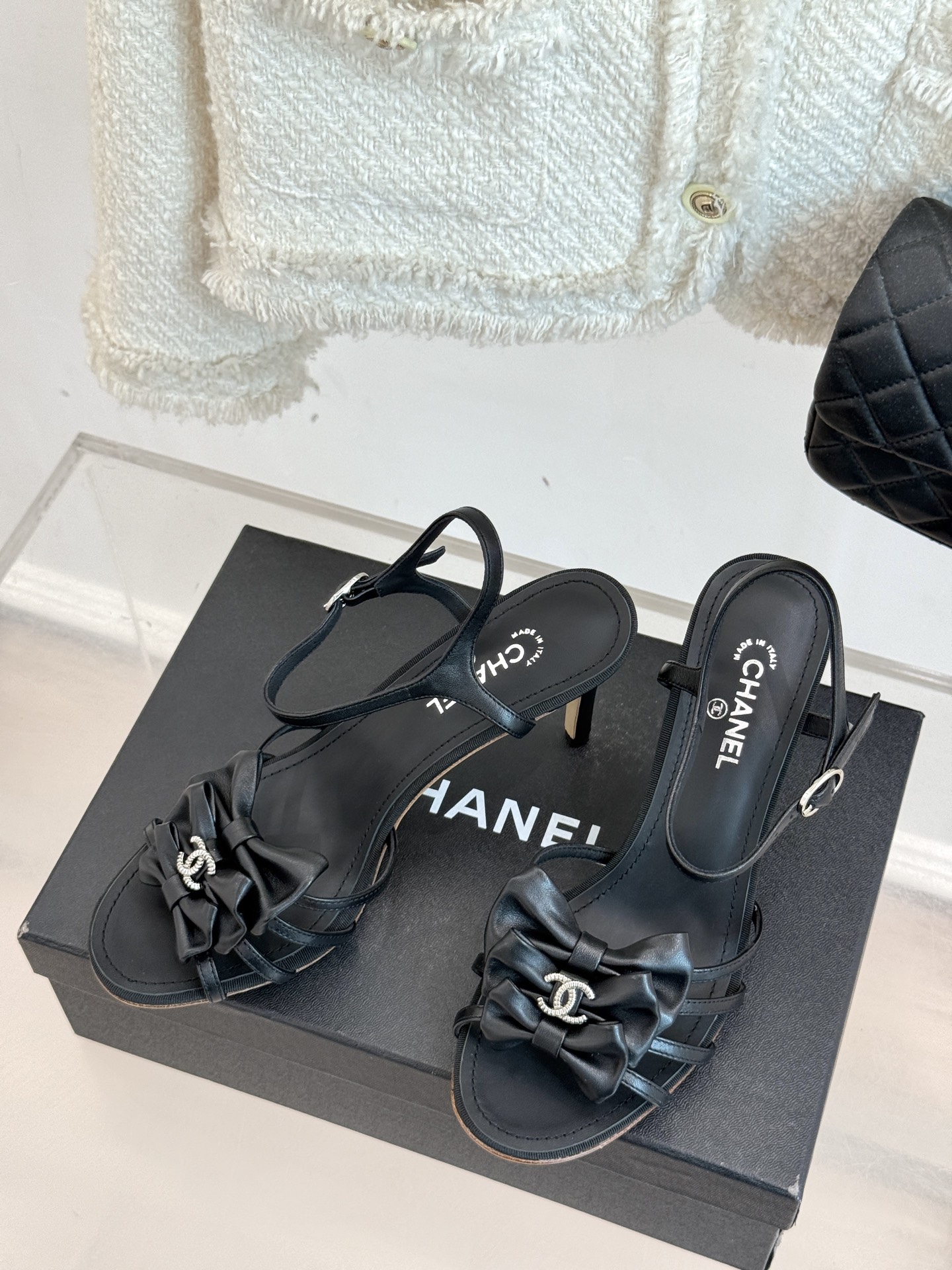 
CHANE* ｜小香25。春夏新品
双C蝴蝶结高跟凉鞋
标志性的双C与灵动的蝴蝶结相遇，
开启了一场独