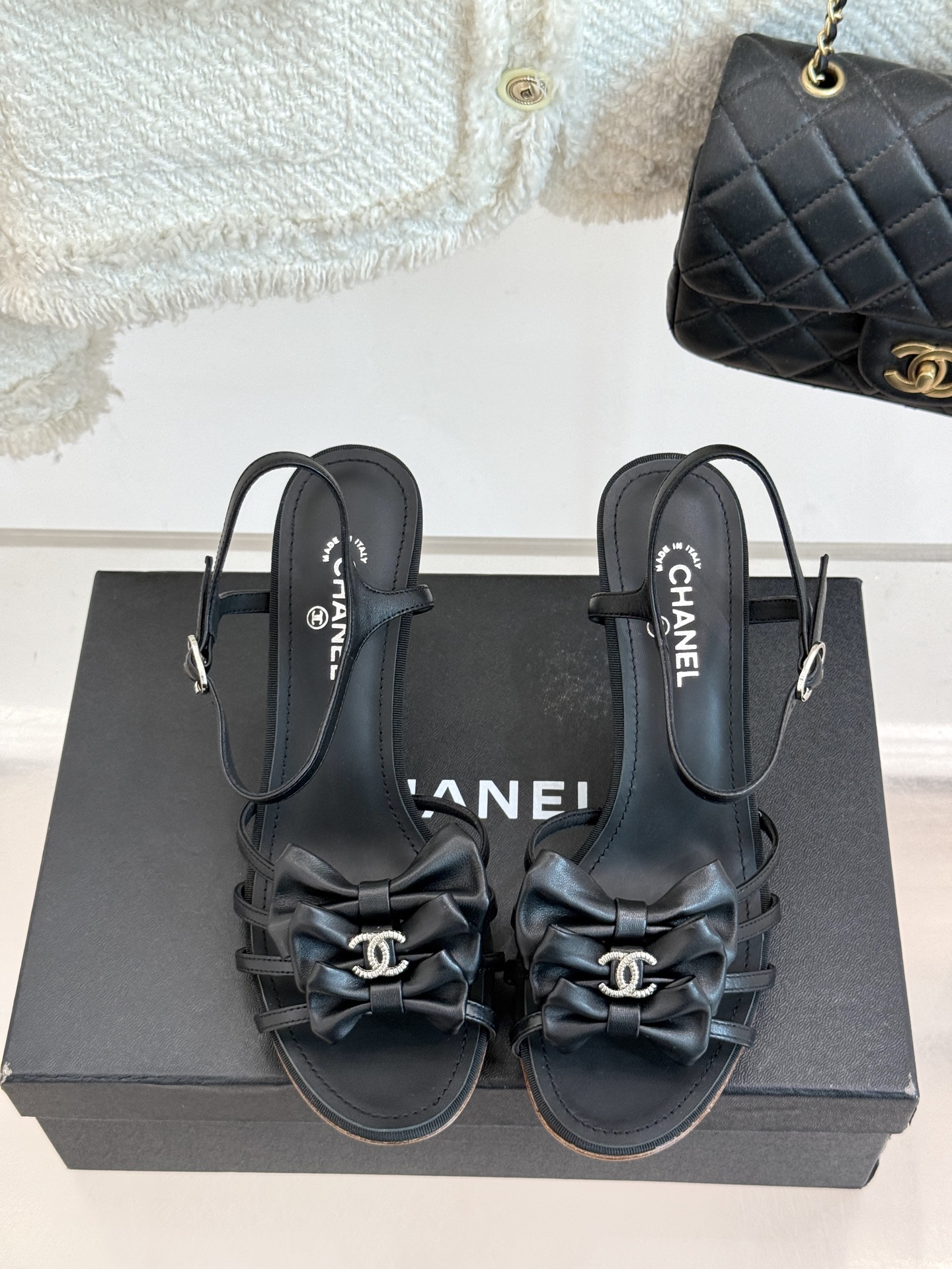 
CHANE* ｜小香25。春夏新品
双C蝴蝶结高跟凉鞋
标志性的双C与灵动的蝴蝶结相遇，
开启了一场独