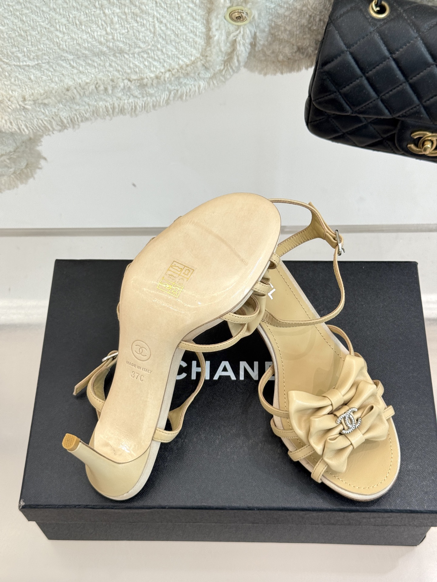 
CHANE* ｜小香25。春夏新品
双C蝴蝶结高跟凉鞋
标志性的双C与灵动的蝴蝶结相遇，
开启了一场独