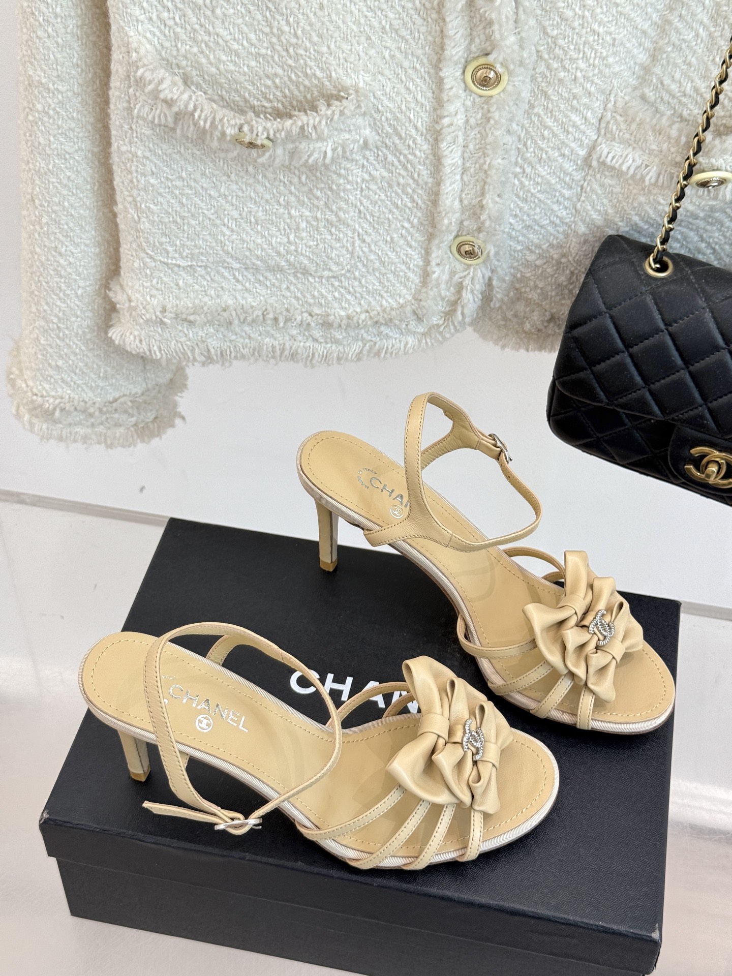 
CHANE* ｜小香25。春夏新品
双C蝴蝶结高跟凉鞋
标志性的双C与灵动的蝴蝶结相遇，
开启了一场独