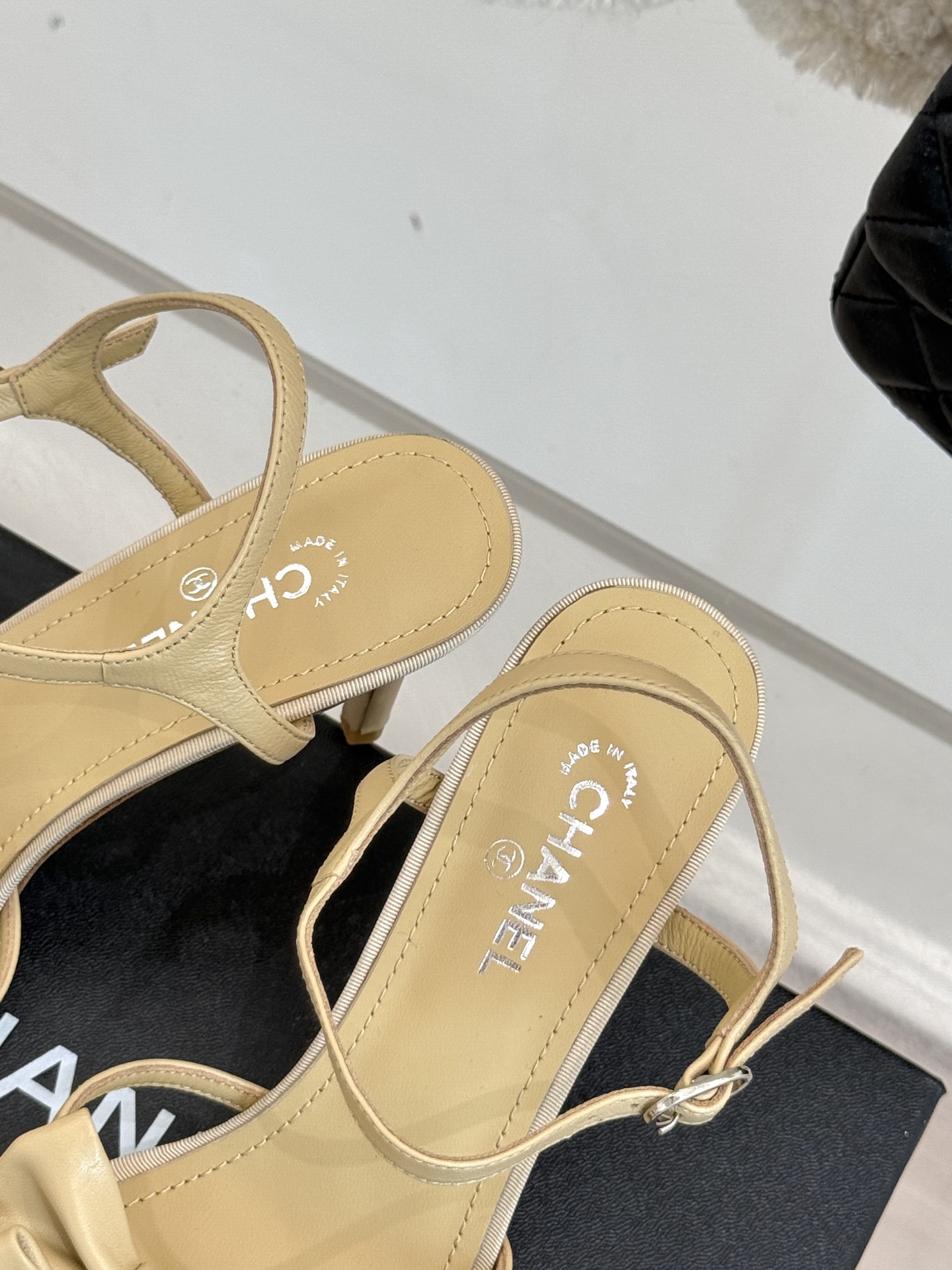 
CHANE* ｜小香25。春夏新品
双C蝴蝶结高跟凉鞋
标志性的双C与灵动的蝴蝶结相遇，
开启了一场独