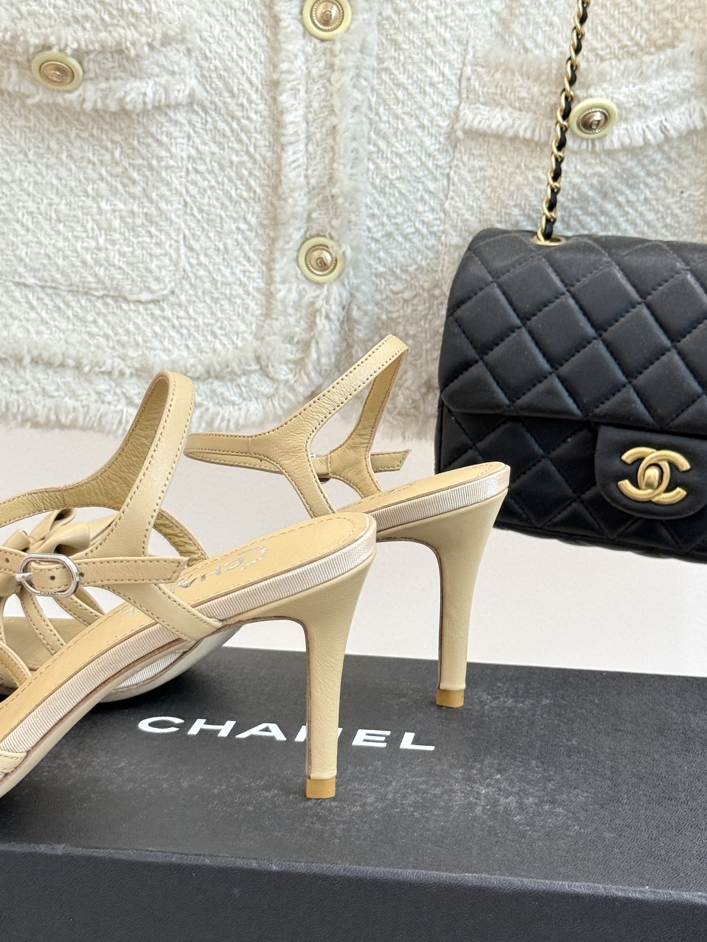 
CHANE* ｜小香25。春夏新品
双C蝴蝶结高跟凉鞋
标志性的双C与灵动的蝴蝶结相遇，
开启了一场独