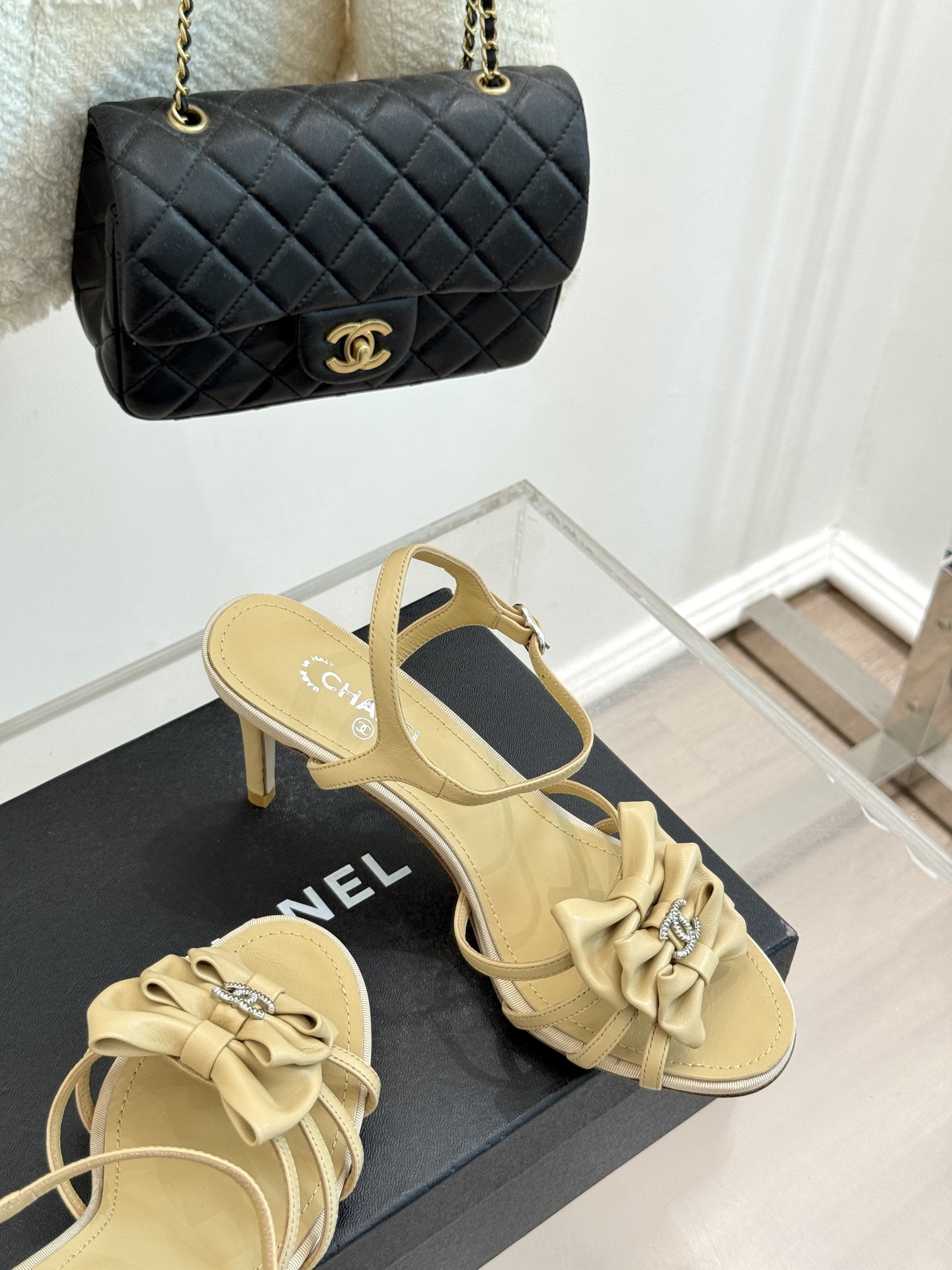
CHANE* ｜小香25。春夏新品
双C蝴蝶结高跟凉鞋
标志性的双C与灵动的蝴蝶结相遇，
开启了一场独