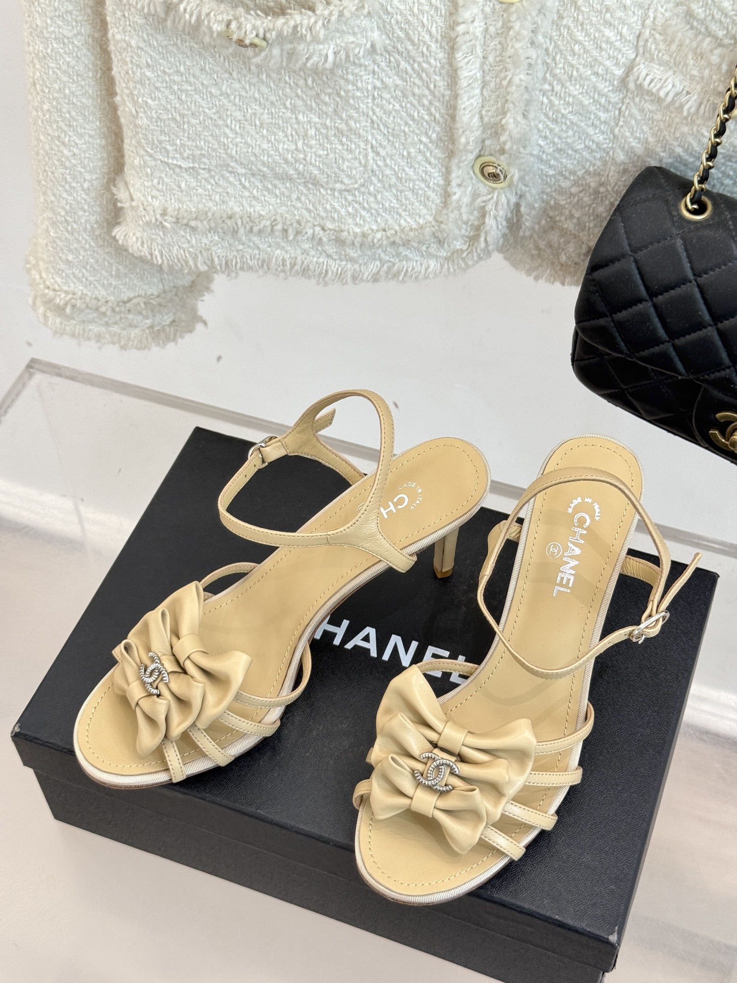 
CHANE* ｜小香25。春夏新品
双C蝴蝶结高跟凉鞋
标志性的双C与灵动的蝴蝶结相遇，
开启了一场独