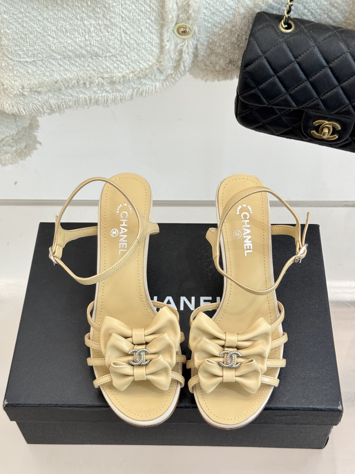 
CHANE* ｜小香25。春夏新品
双C蝴蝶结高跟凉鞋
标志性的双C与灵动的蝴蝶结相遇，
开启了一场独