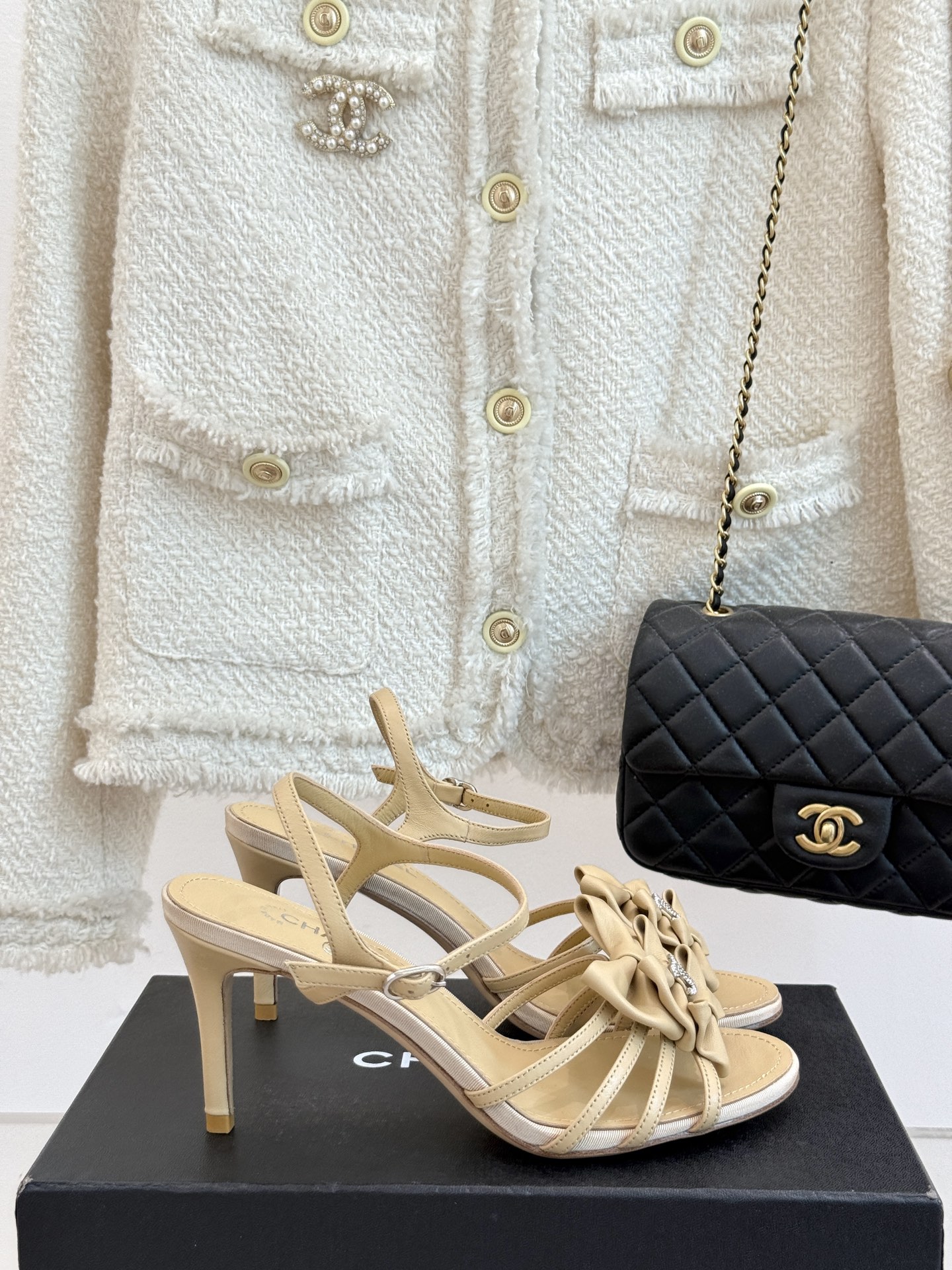 
CHANE* ｜小香25。春夏新品
双C蝴蝶结高跟凉鞋
标志性的双C与灵动的蝴蝶结相遇，
开启了一场独