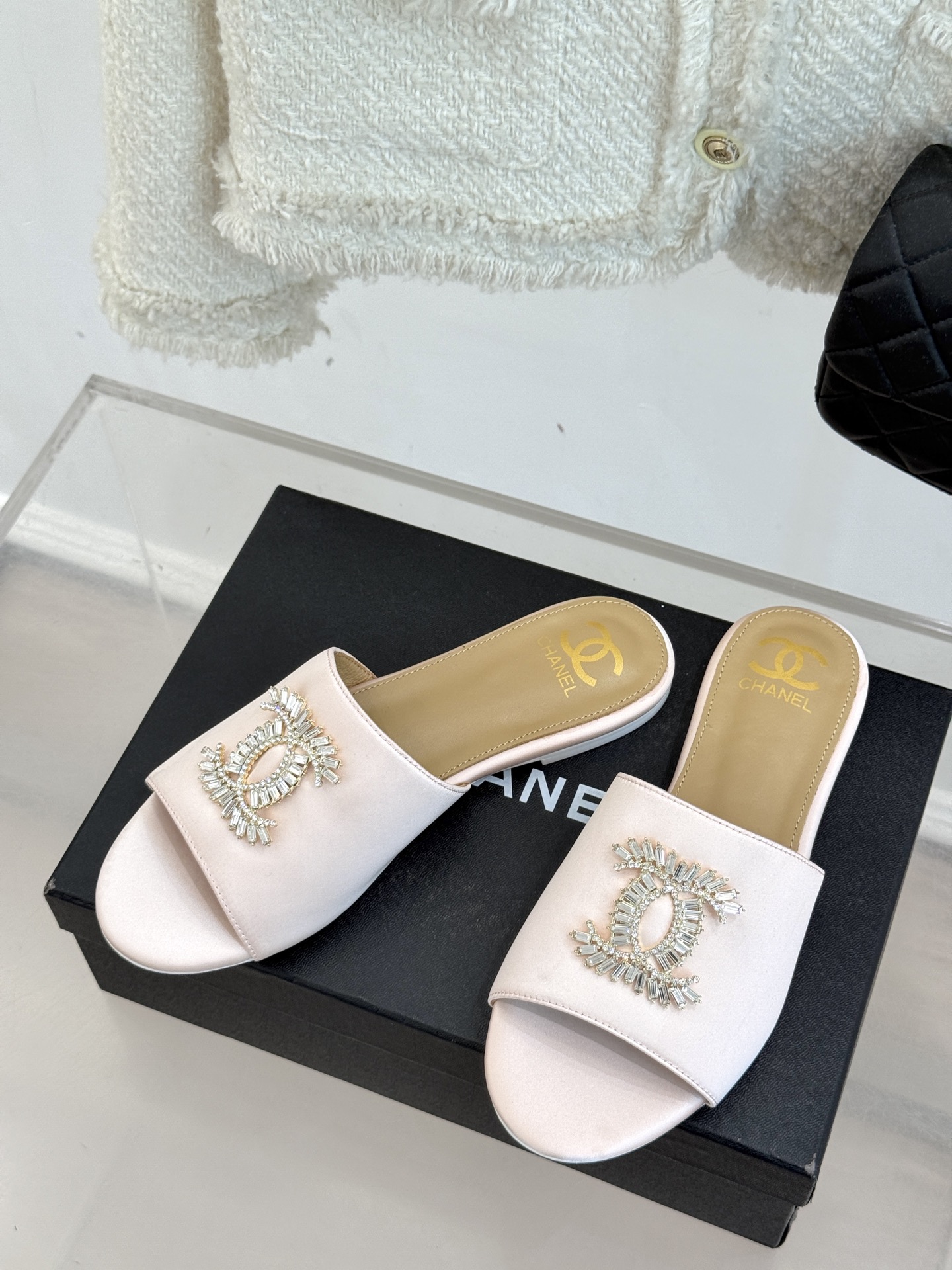 
CHANE* ｜小香25。春夏新品
水钻大双C平底拖鞋
当双C标志遇上水钻与真丝——
这双拖鞋就是行走