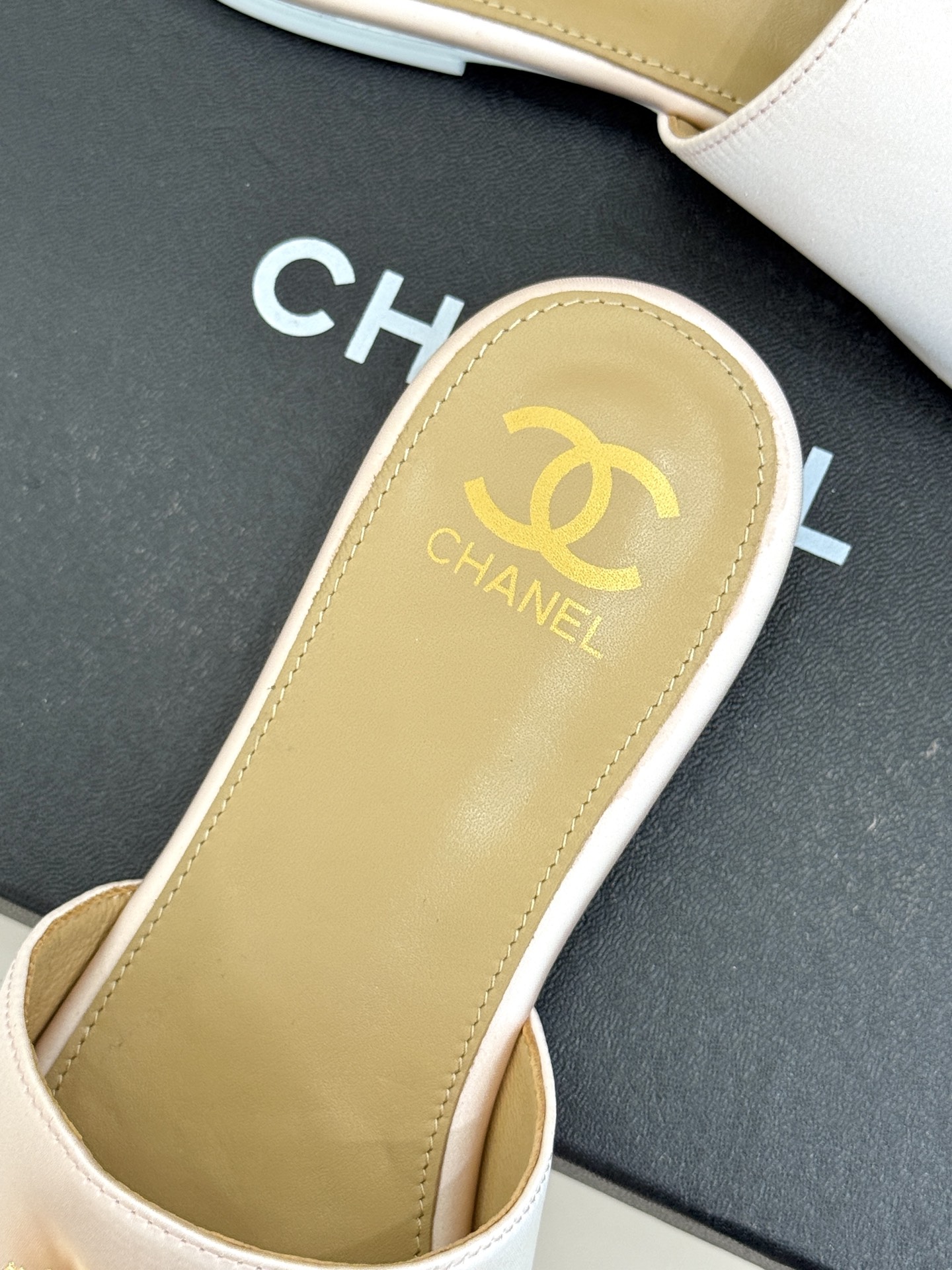 
CHANE* ｜小香25。春夏新品
水钻大双C平底拖鞋
当双C标志遇上水钻与真丝——
这双拖鞋就是行走