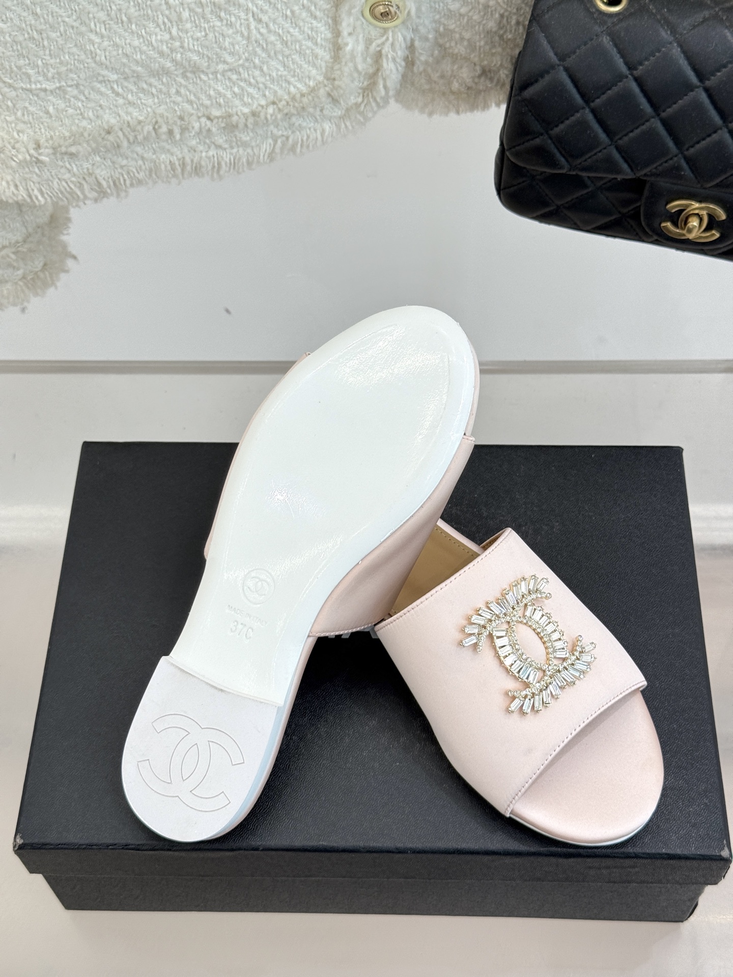 
CHANE* ｜小香25。春夏新品
水钻大双C平底拖鞋
当双C标志遇上水钻与真丝——
这双拖鞋就是行走