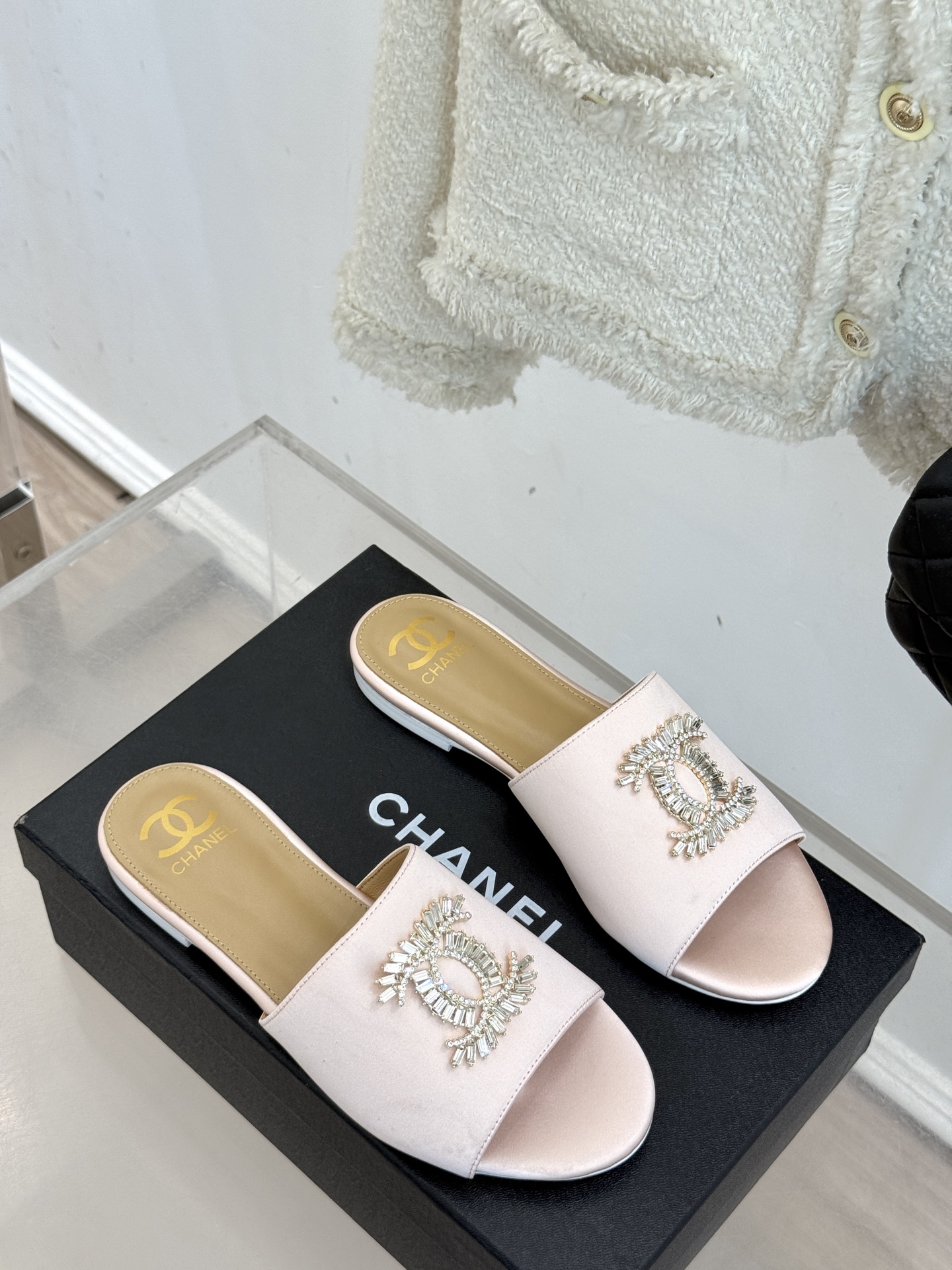 
CHANE* ｜小香25。春夏新品
水钻大双C平底拖鞋
当双C标志遇上水钻与真丝——
这双拖鞋就是行走