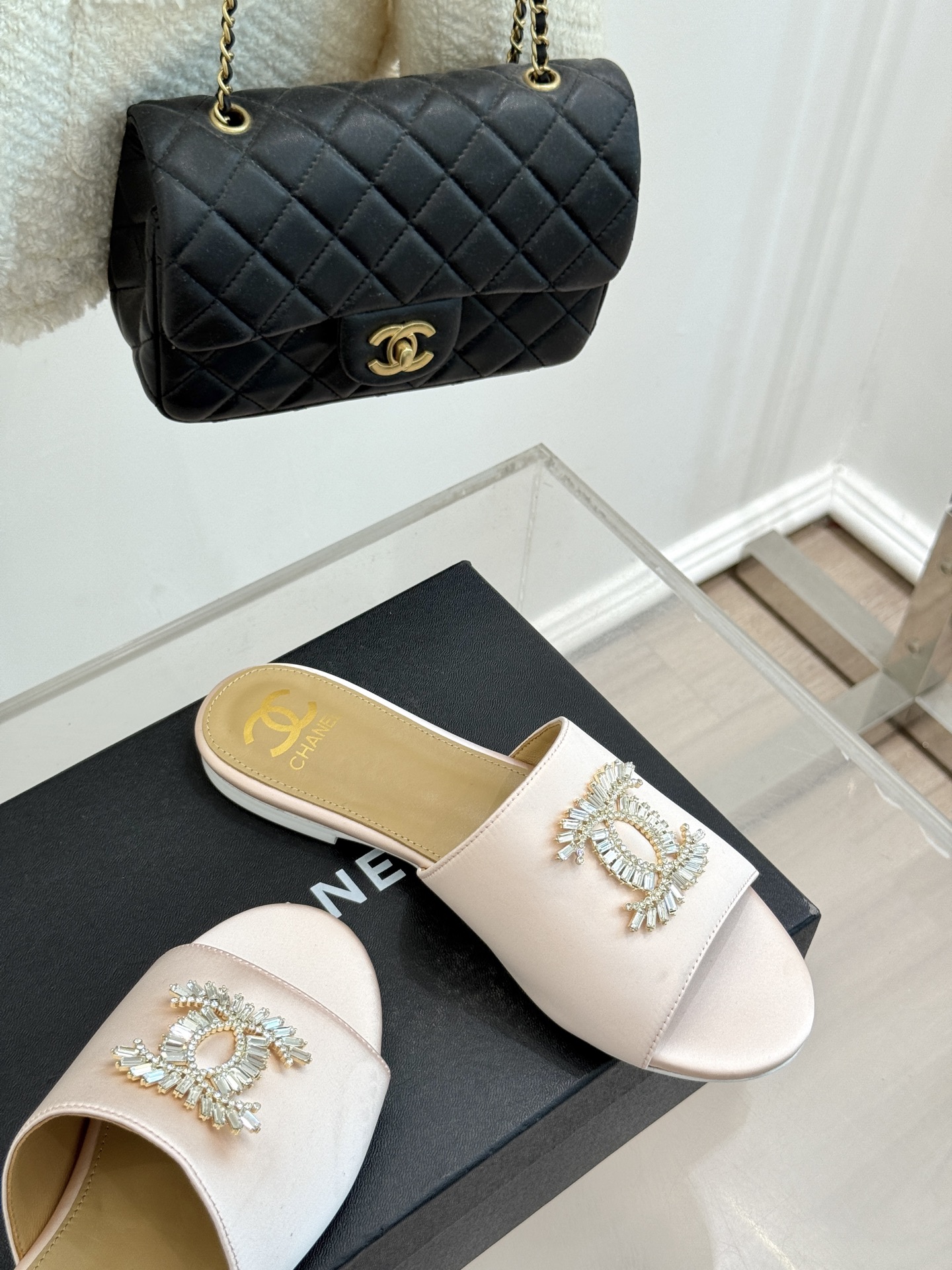 
CHANE* ｜小香25。春夏新品
水钻大双C平底拖鞋
当双C标志遇上水钻与真丝——
这双拖鞋就是行走