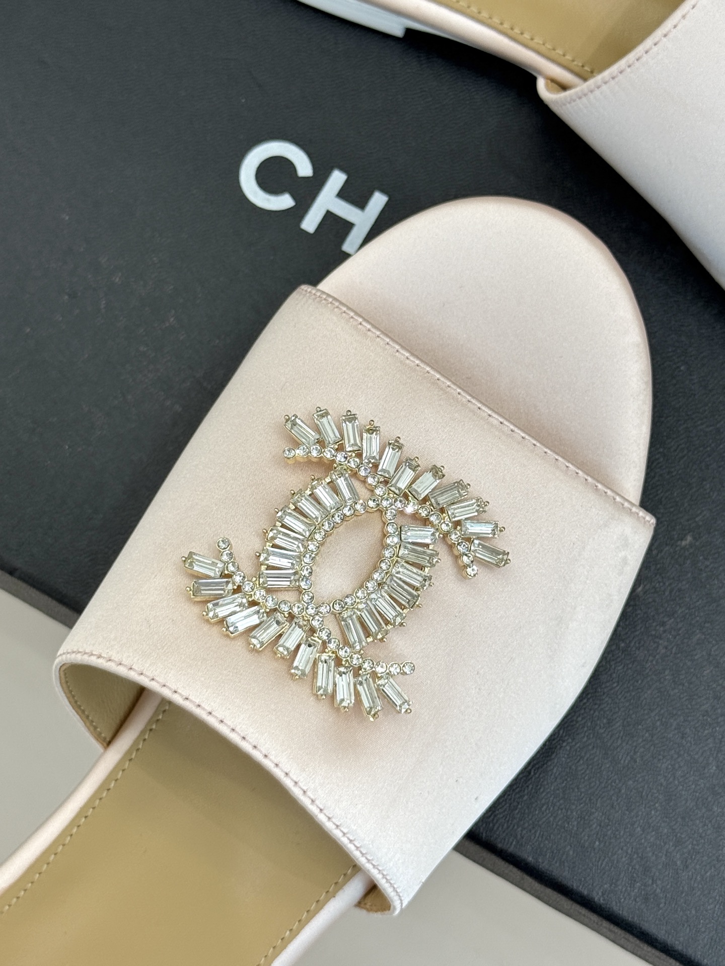 
CHANE* ｜小香25。春夏新品
水钻大双C平底拖鞋
当双C标志遇上水钻与真丝——
这双拖鞋就是行走