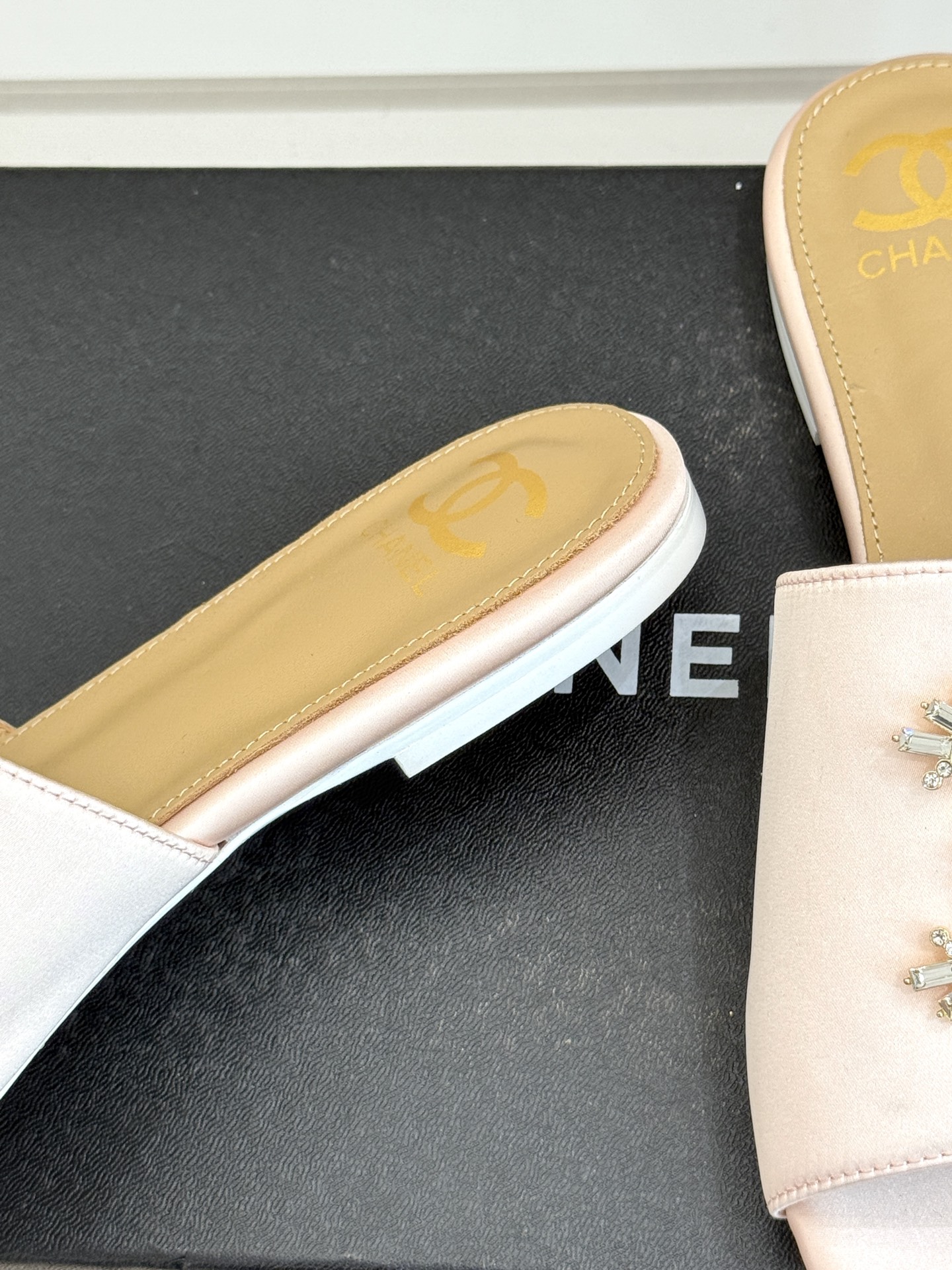 
CHANE* ｜小香25。春夏新品
水钻大双C平底拖鞋
当双C标志遇上水钻与真丝——
这双拖鞋就是行走