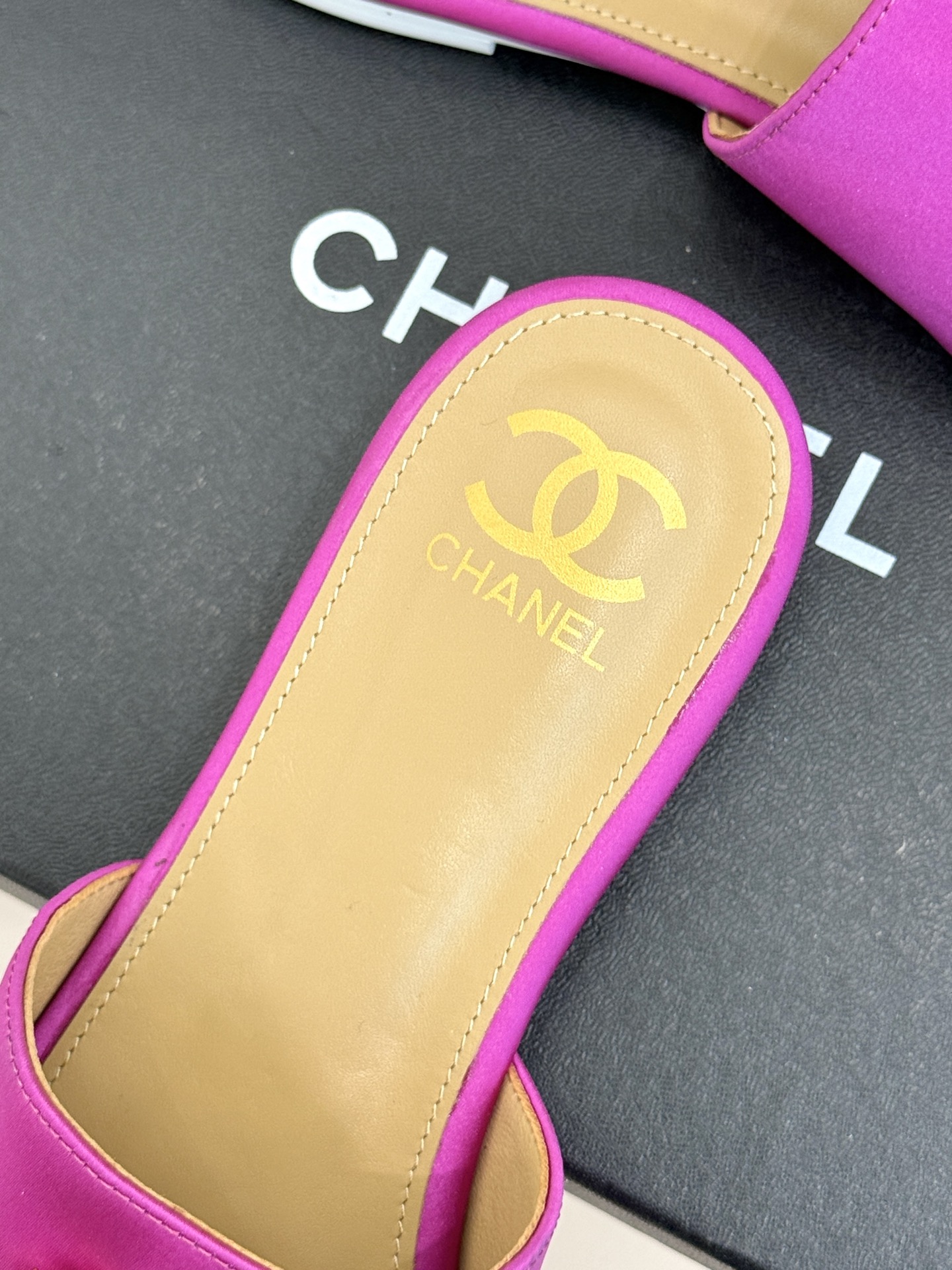 
CHANE* ｜小香25。春夏新品
水钻大双C平底拖鞋
当双C标志遇上水钻与真丝——
这双拖鞋就是行走