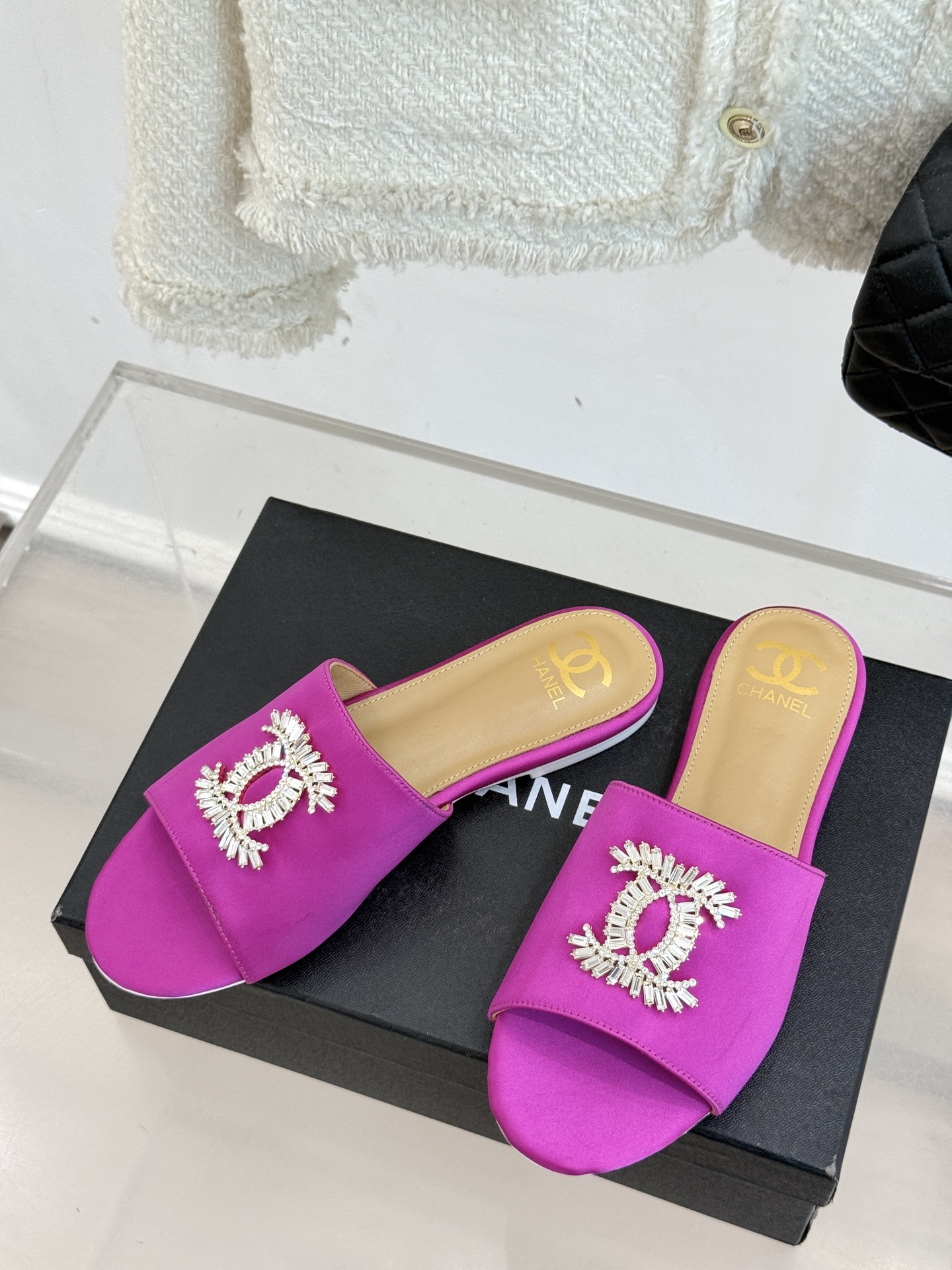 
CHANE* ｜小香25。春夏新品
水钻大双C平底拖鞋
当双C标志遇上水钻与真丝——
这双拖鞋就是行走