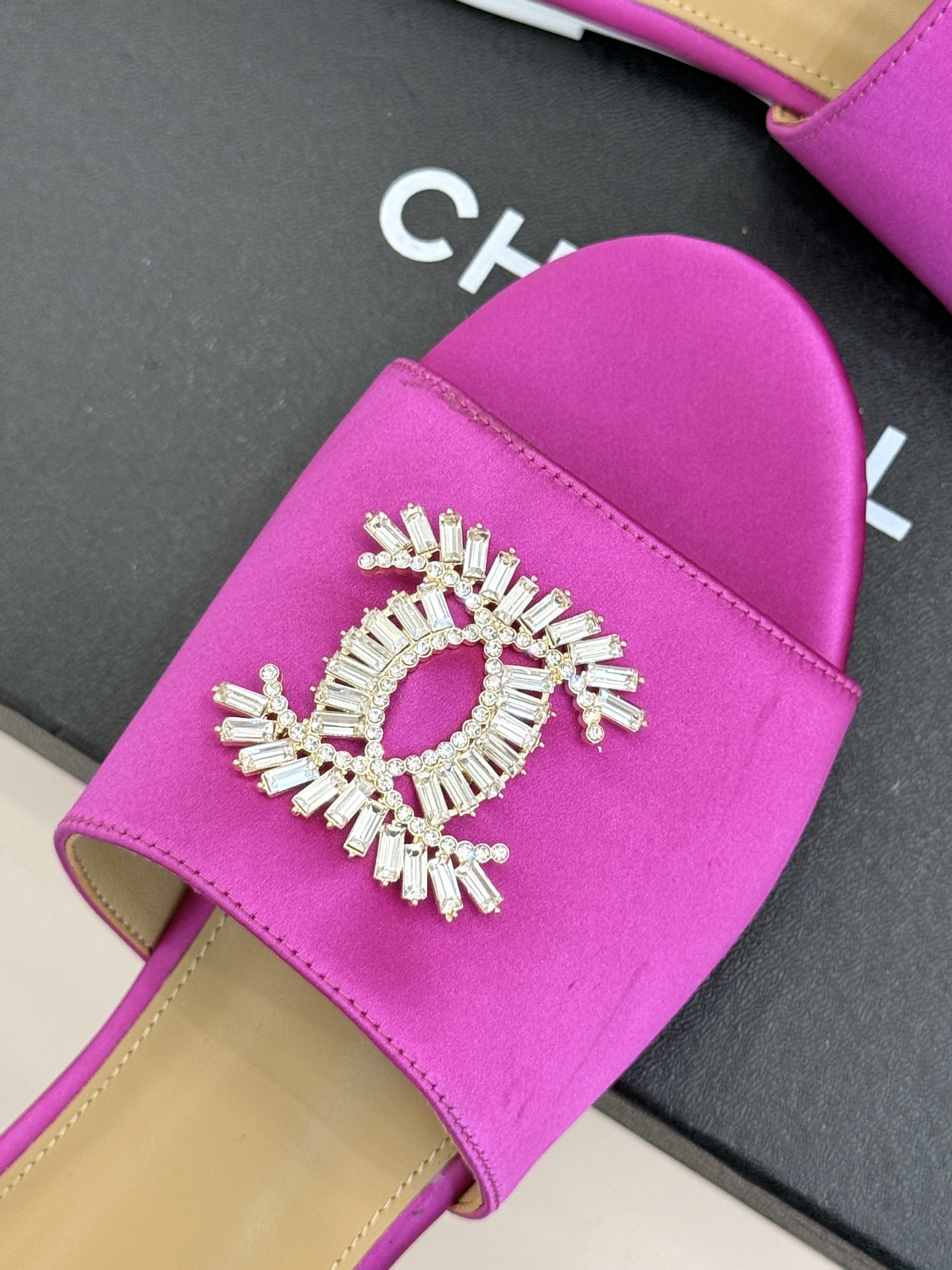 
CHANE* ｜小香25。春夏新品
水钻大双C平底拖鞋
当双C标志遇上水钻与真丝——
这双拖鞋就是行走