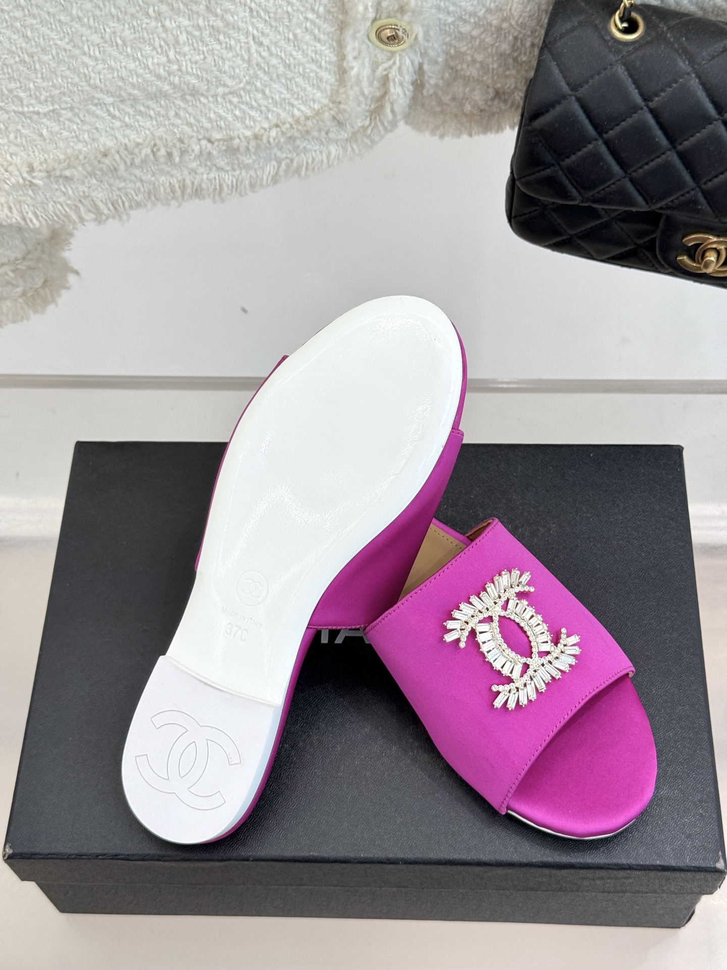 
CHANE* ｜小香25。春夏新品
水钻大双C平底拖鞋
当双C标志遇上水钻与真丝——
这双拖鞋就是行走