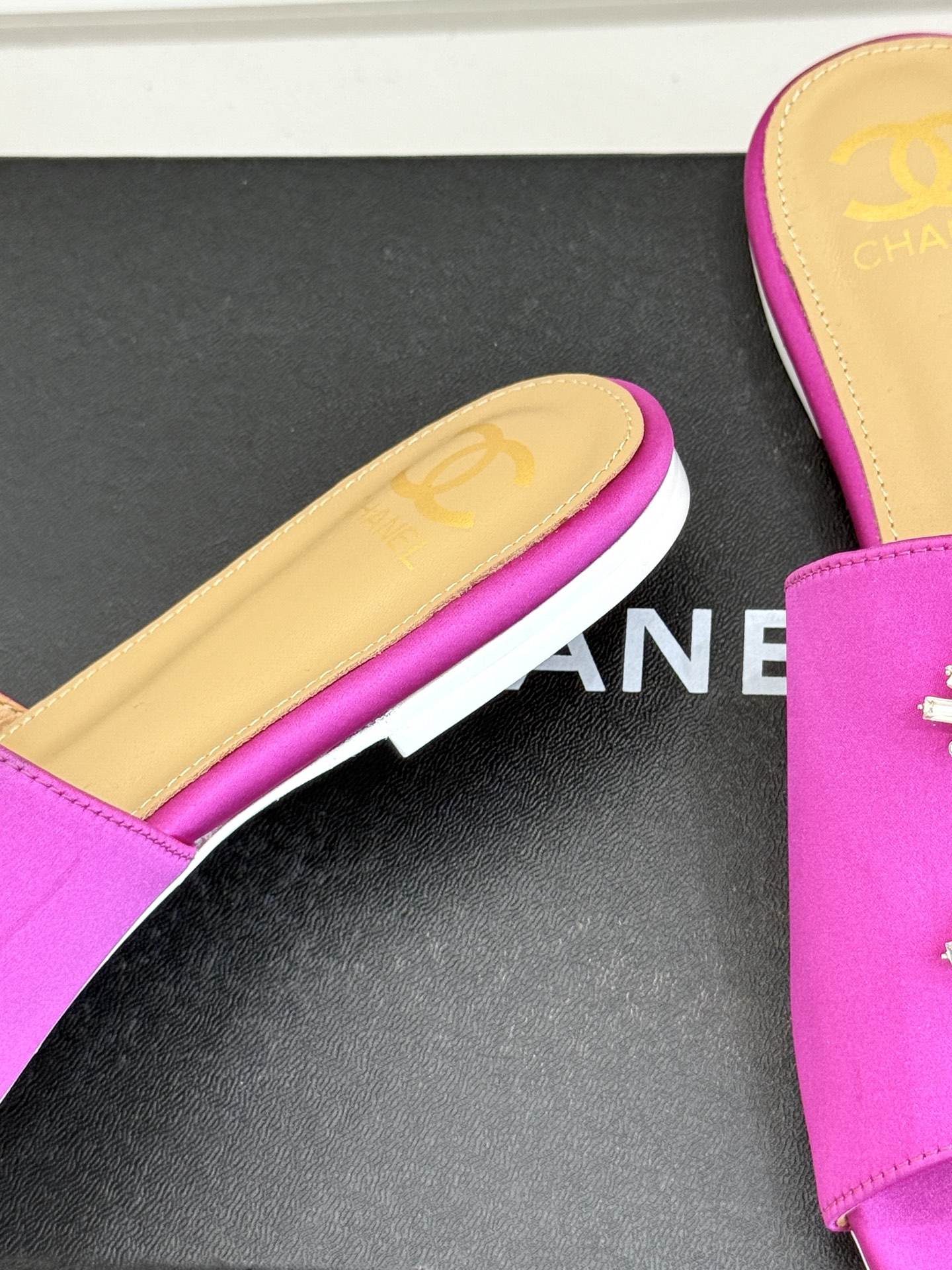 
CHANE* ｜小香25。春夏新品
水钻大双C平底拖鞋
当双C标志遇上水钻与真丝——
这双拖鞋就是行走