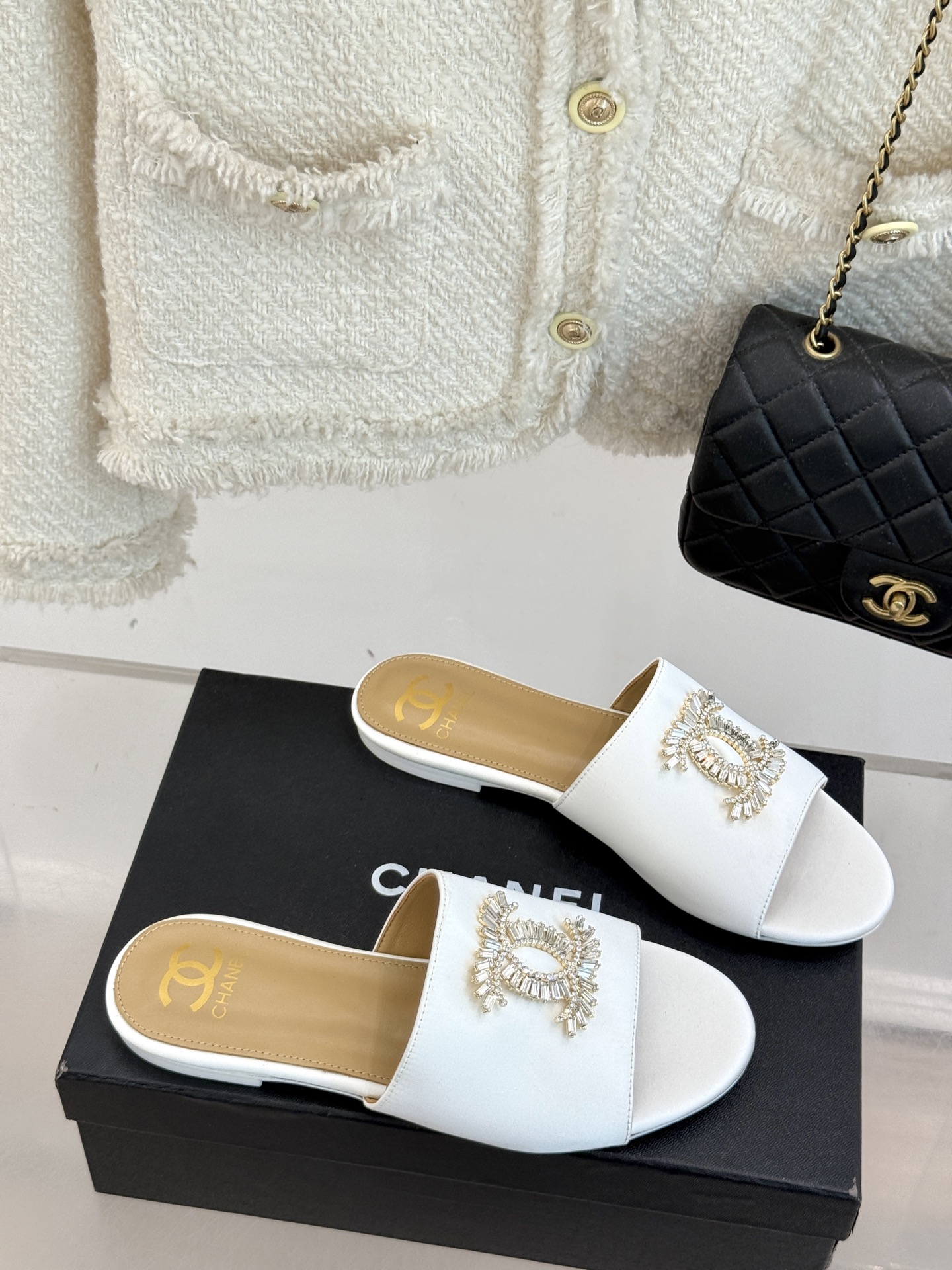 
CHANE* ｜小香25。春夏新品
水钻大双C平底拖鞋
当双C标志遇上水钻与真丝——
这双拖鞋就是行走
