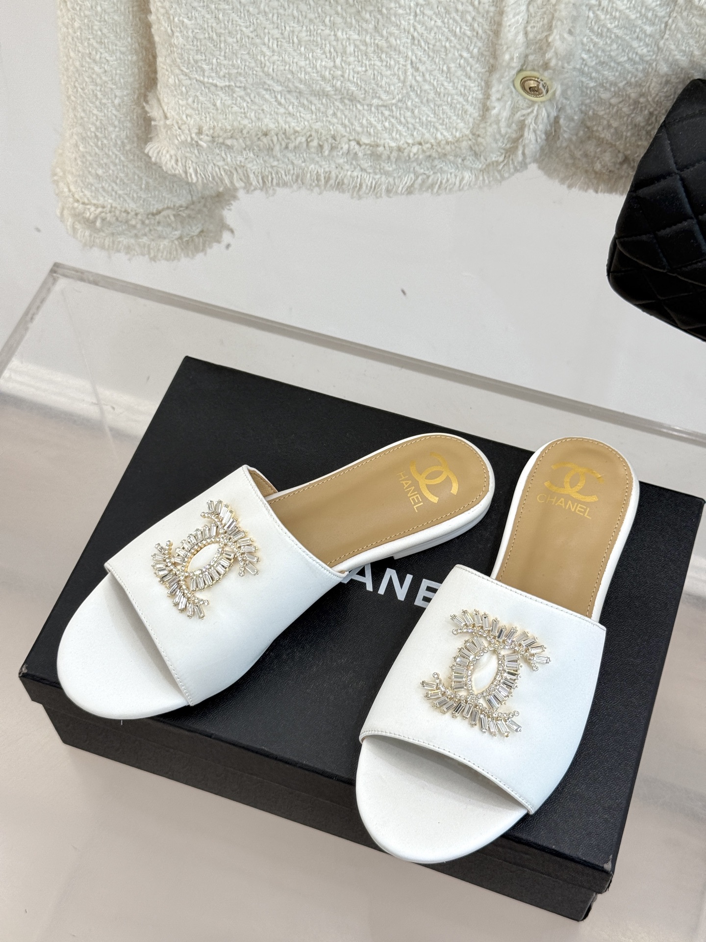
CHANE* ｜小香25。春夏新品
水钻大双C平底拖鞋
当双C标志遇上水钻与真丝——
这双拖鞋就是行走