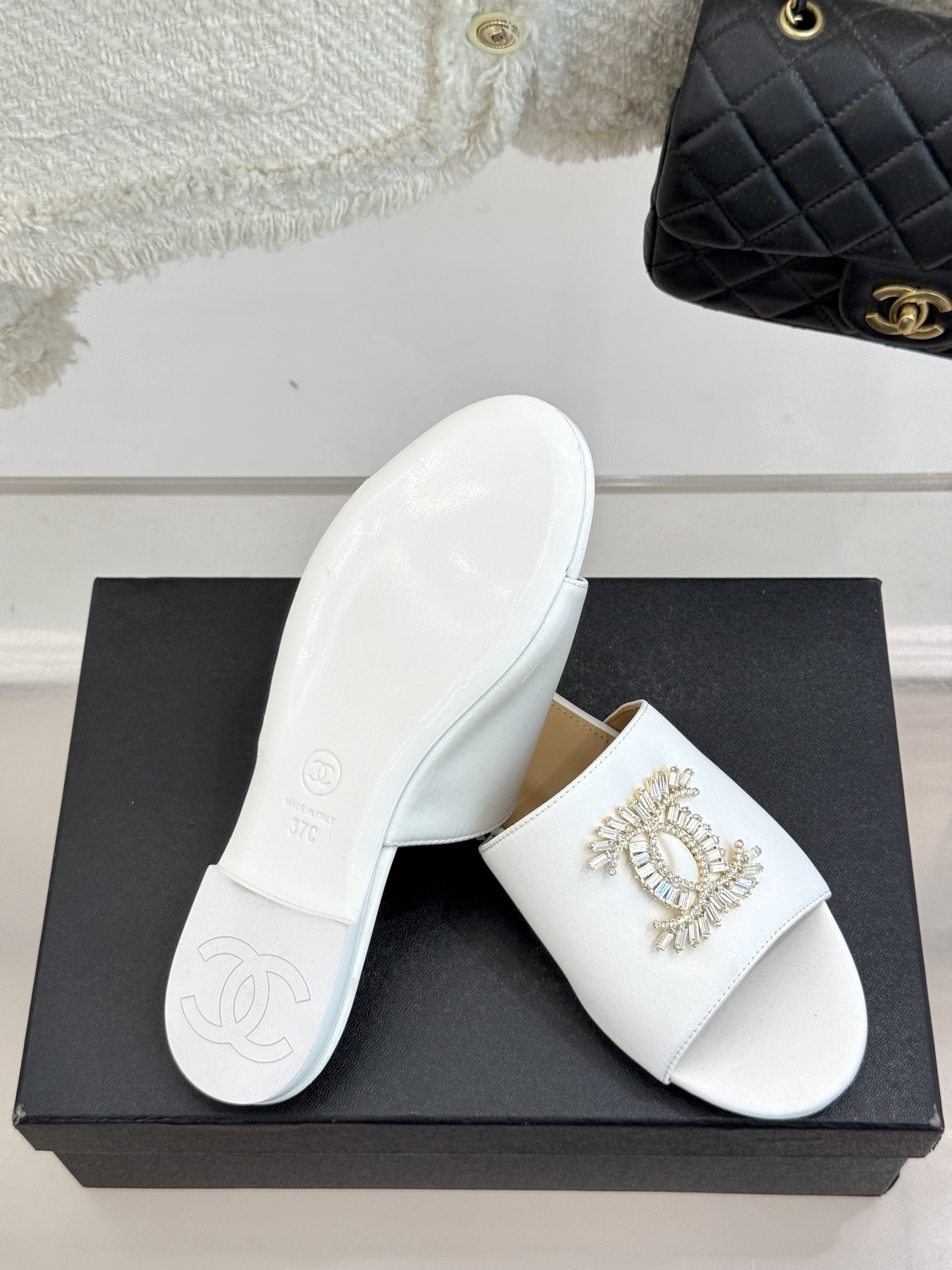 
CHANE* ｜小香25。春夏新品
水钻大双C平底拖鞋
当双C标志遇上水钻与真丝——
这双拖鞋就是行走