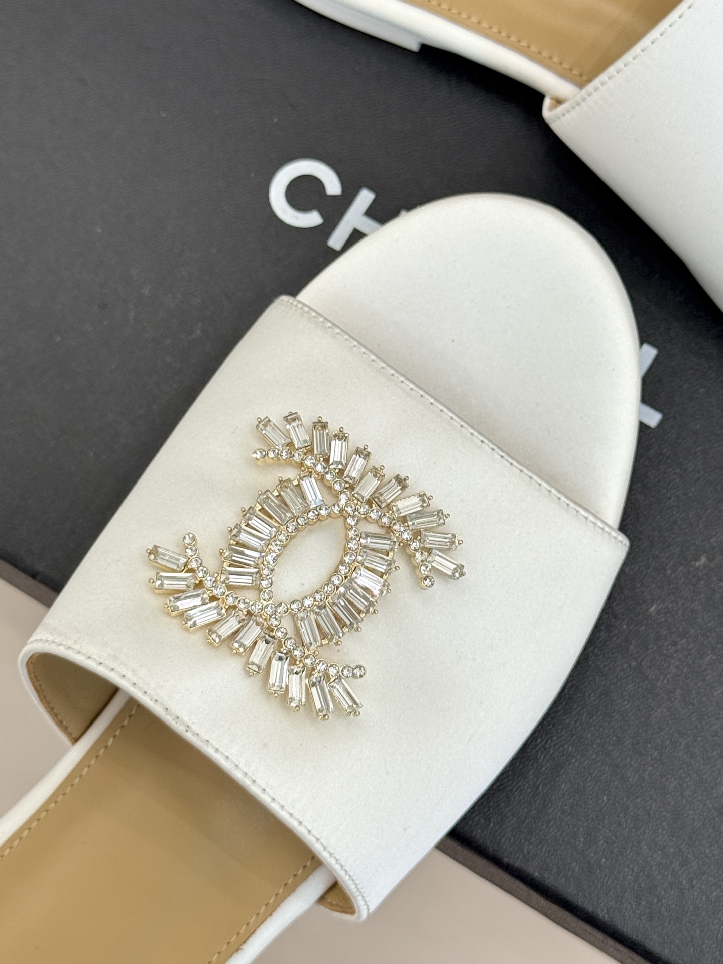 
CHANE* ｜小香25。春夏新品
水钻大双C平底拖鞋
当双C标志遇上水钻与真丝——
这双拖鞋就是行走