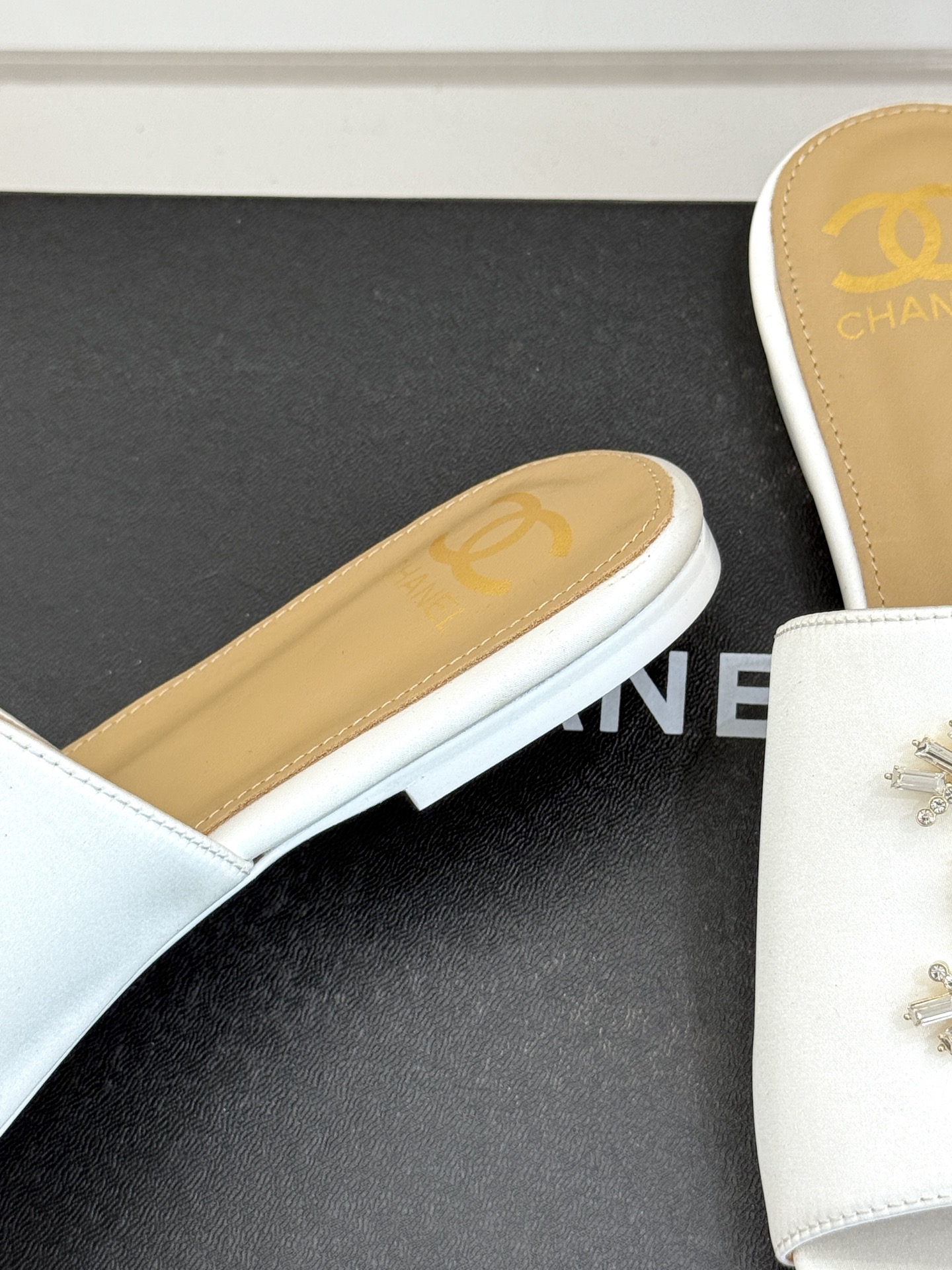 
CHANE* ｜小香25。春夏新品
水钻大双C平底拖鞋
当双C标志遇上水钻与真丝——
这双拖鞋就是行走