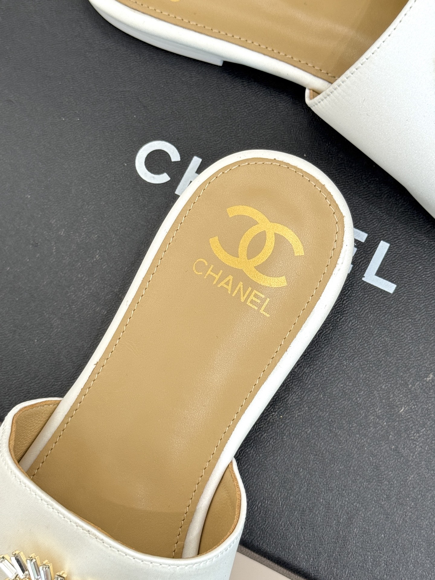 
CHANE* ｜小香25。春夏新品
水钻大双C平底拖鞋
当双C标志遇上水钻与真丝——
这双拖鞋就是行走