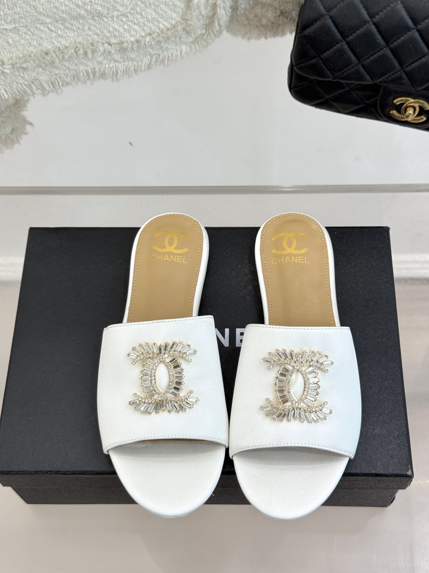 
CHANE* ｜小香25。春夏新品
水钻大双C平底拖鞋
当双C标志遇上水钻与真丝——
这双拖鞋就是行走